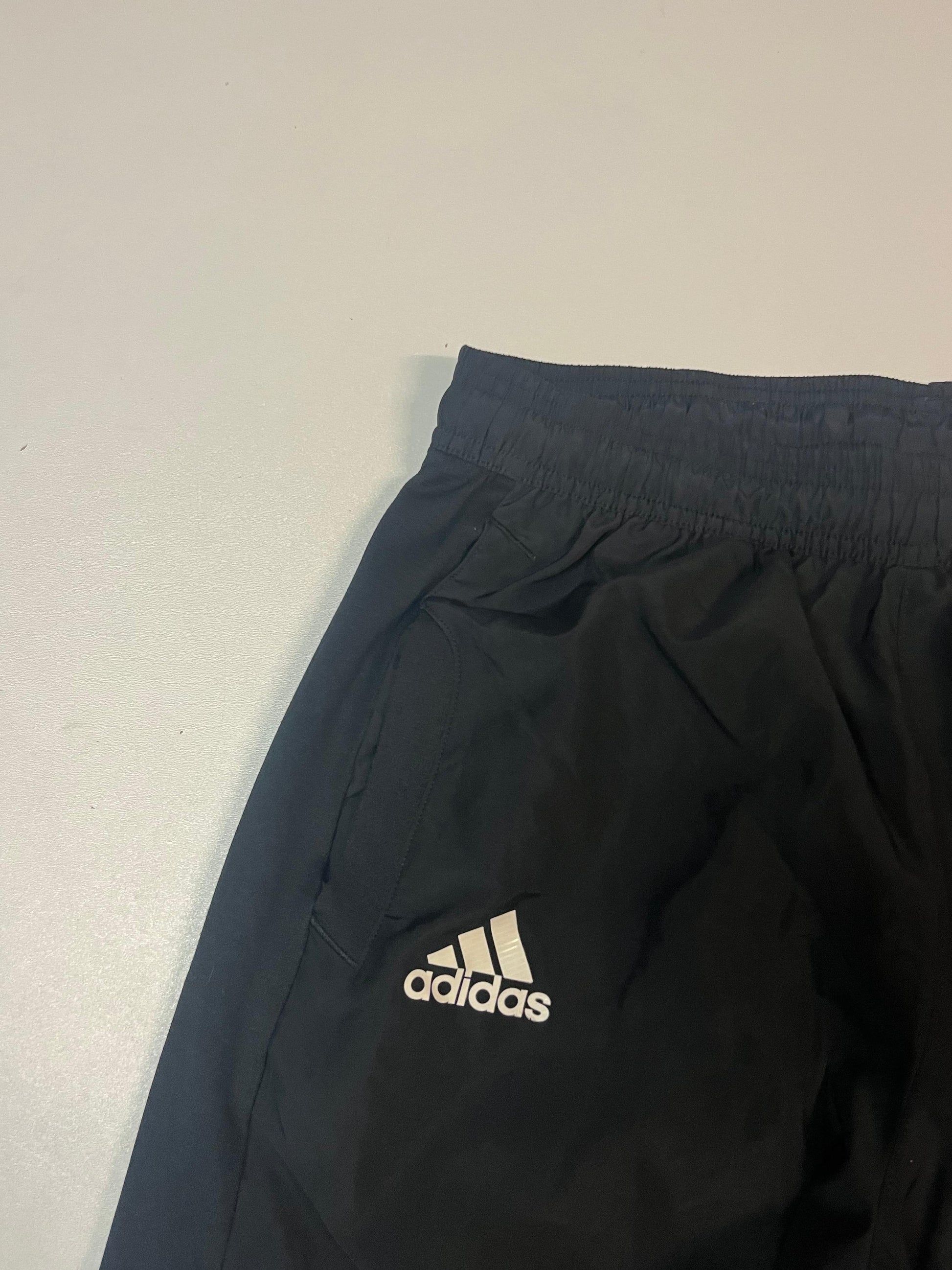 Entdecke unsere Vintage Track Pants von Nike und anderen Marken, erhältlich bei Valuxery.de - Dein Shop für trendige Vintage - Kleidung. Unsere Track Pants sind aus hochwertigen Materialien und