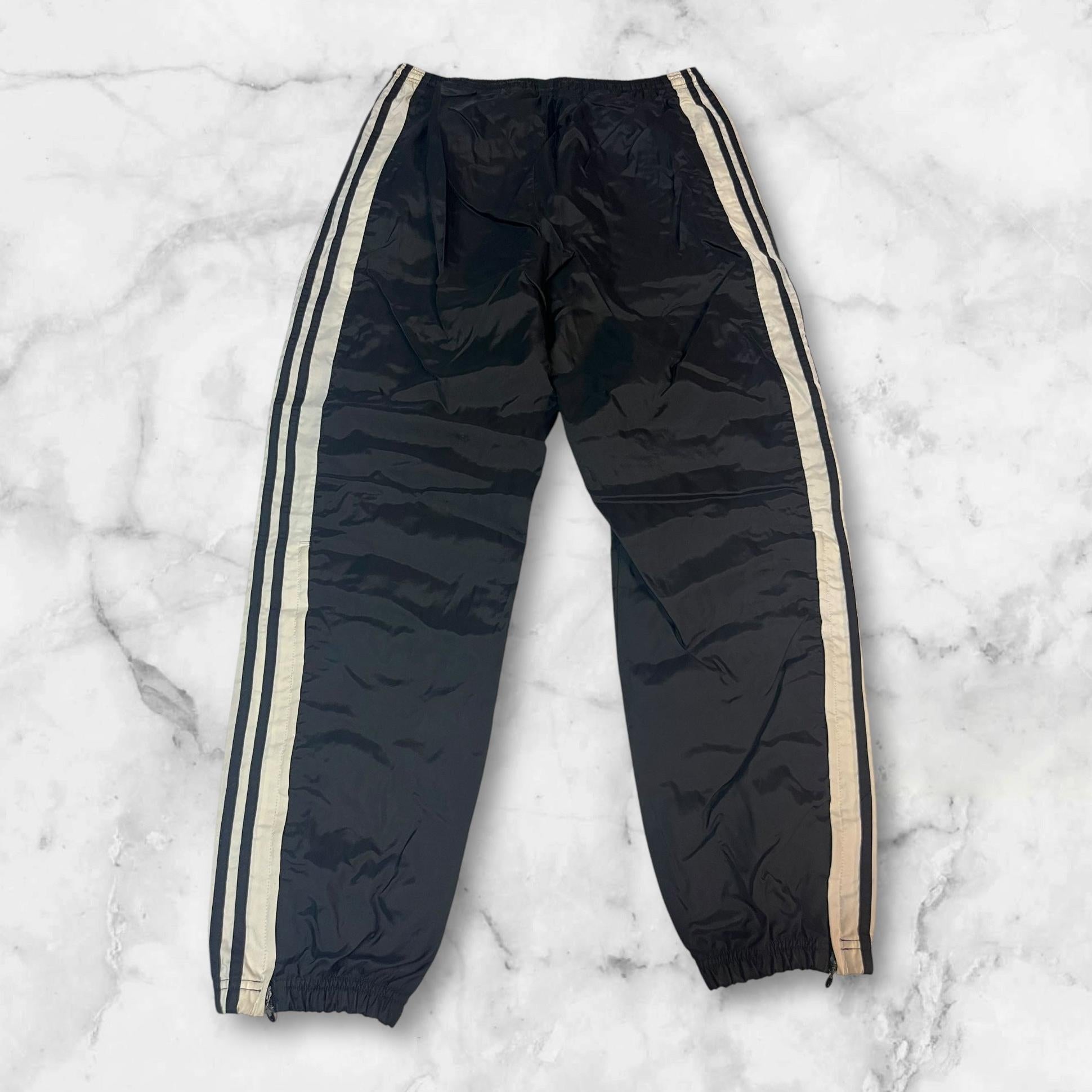 Entdecke unsere Vintage Track Pants von Nike und anderen Marken, erhältlich bei Valuxery.de - Dein Shop für trendige Vintage - Kleidung. Unsere Track Pants sind aus hochwertigen Materialien und