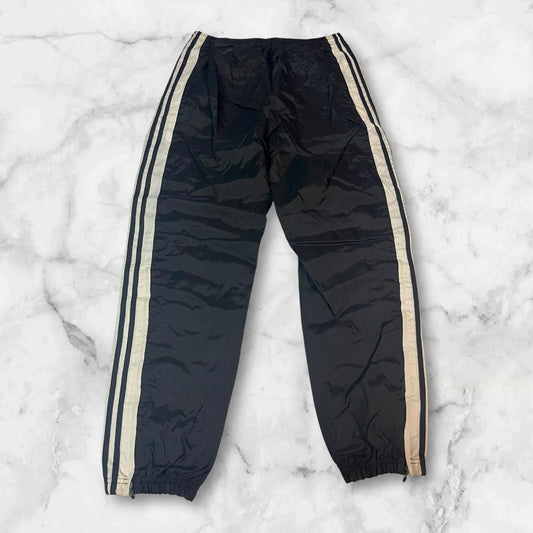 Entdecke unsere Vintage Track Pants von Nike und anderen Marken, erhältlich bei Valuxery.de - Dein Shop für trendige Vintage - Kleidung. Unsere Track Pants sind aus hochwertigen Materialien und