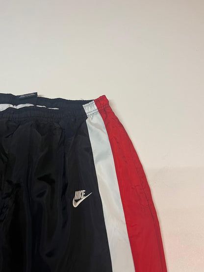 Entdecke unsere Vintage Track Pants von Nike und anderen Marken, erhältlich bei Valuxery.de - Dein Shop für trendige Vintage - Kleidung. Unsere Track Pants sind aus hochwertigen Materialien und