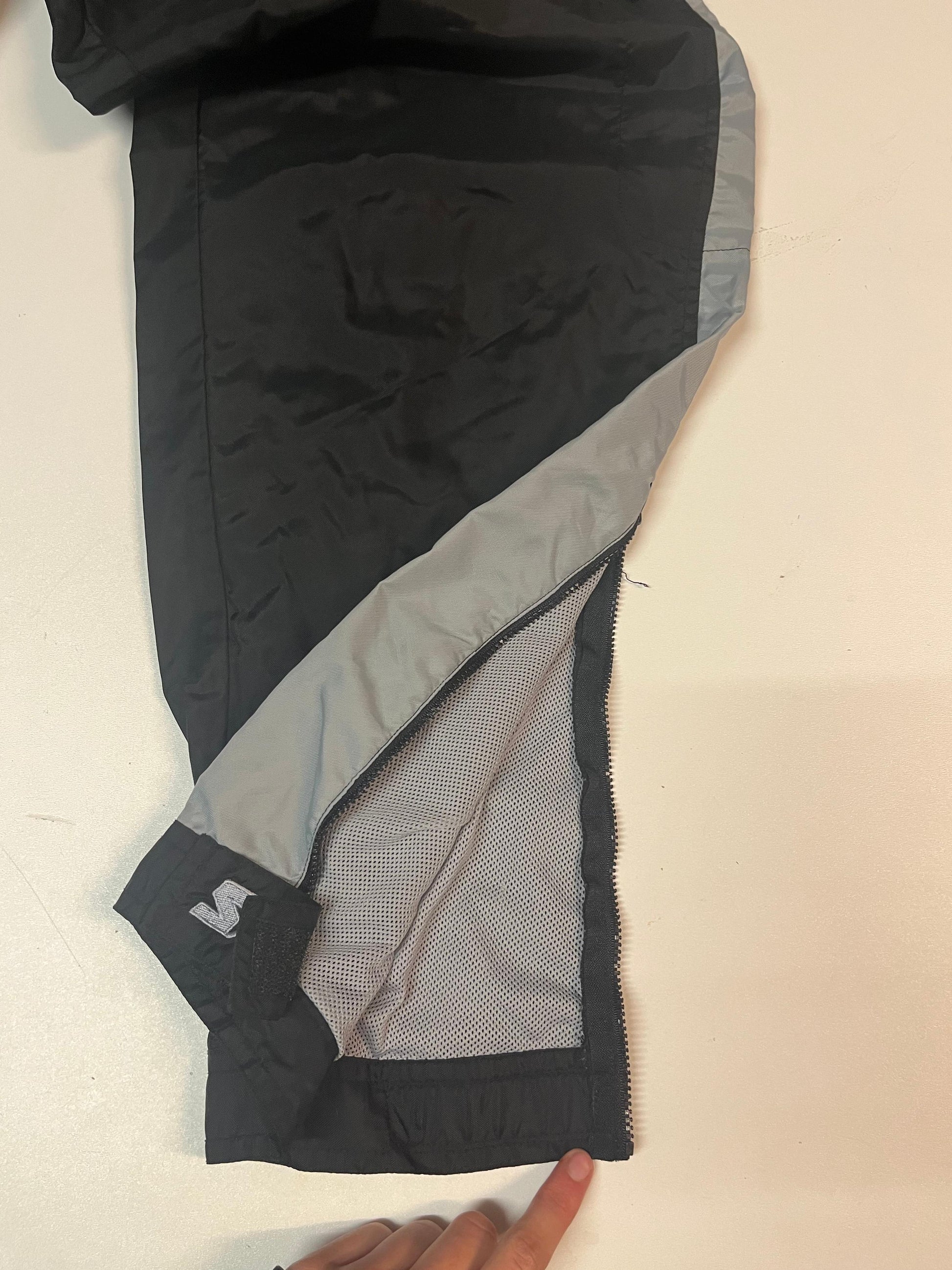 Entdecke unsere Vintage Track Pants von Nike und anderen Marken, erhältlich bei Valuxery.de - Dein Shop für trendige Vintage - Kleidung. Unsere Track Pants sind aus hochwertigen Materialien und