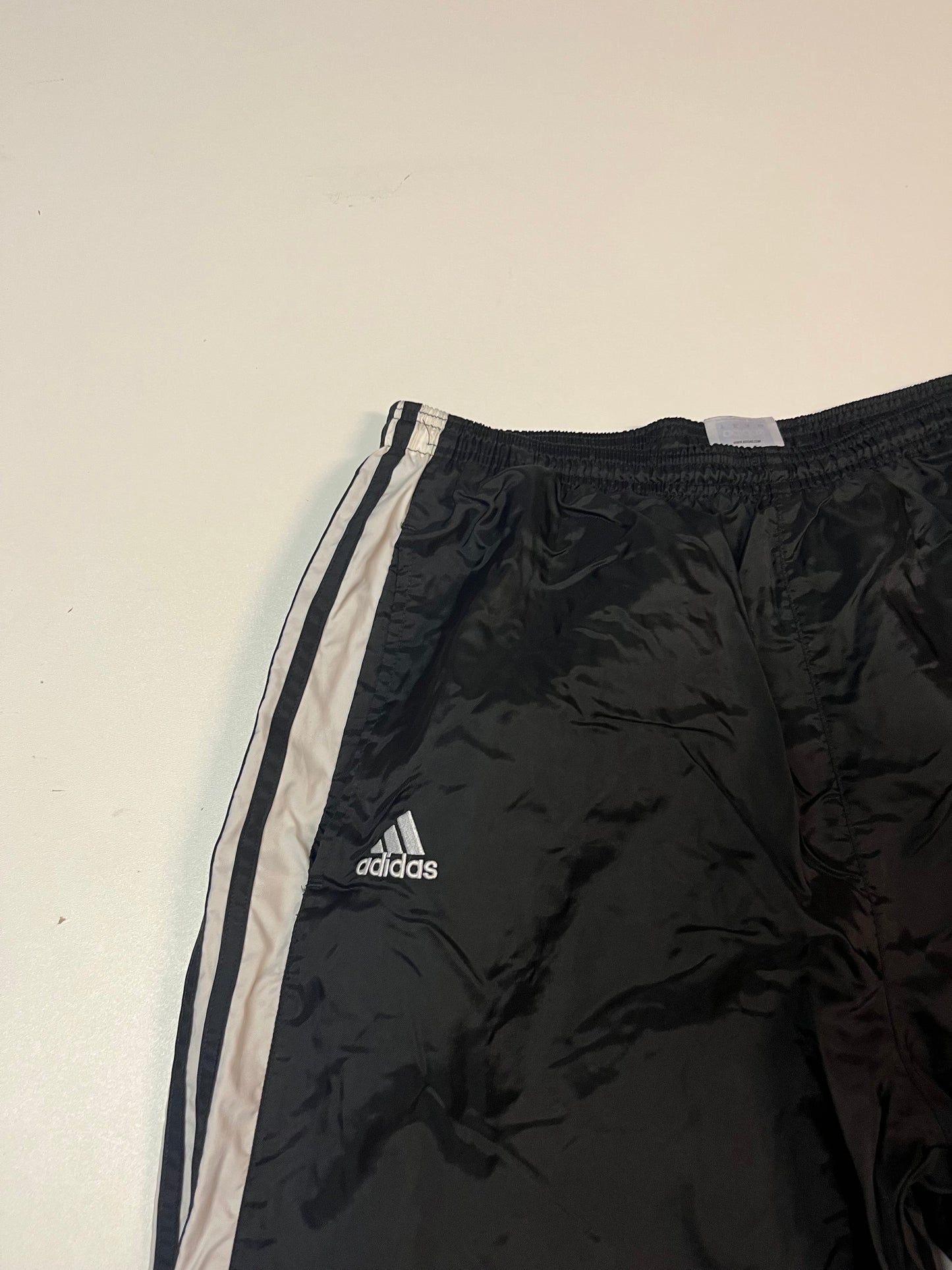 Entdecke unsere Vintage Track Pants von Nike und anderen Marken, erhältlich bei Valuxery.de - Dein Shop für trendige Vintage - Kleidung. Unsere Track Pants sind aus hochwertigen Materialien und