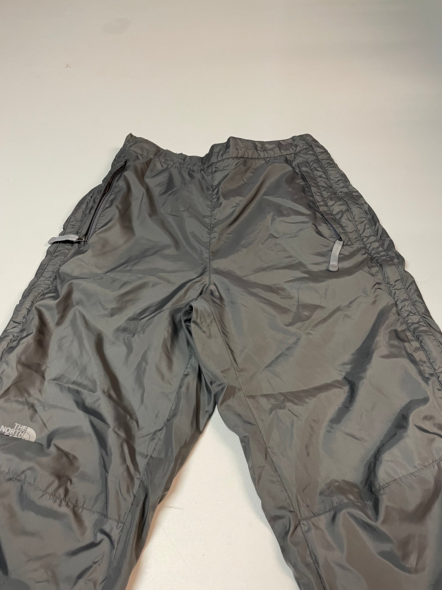 Entdecke unsere Vintage Track Pants von Nike und anderen Marken, erhältlich bei Valuxery.de - Dein Shop für trendige Vintage - Kleidung. Unsere Track Pants sind aus hochwertigen Materialien und