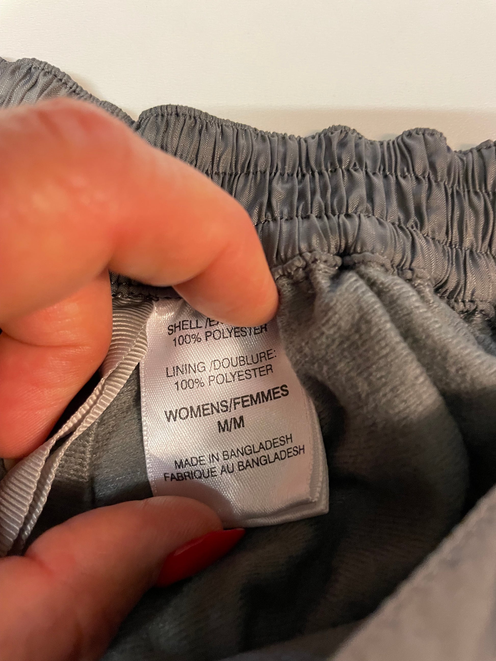 Entdecke unsere Vintage Track Pants von Nike und anderen Marken, erhältlich bei Valuxery.de - Dein Shop für trendige Vintage - Kleidung. Unsere Track Pants sind aus hochwertigen Materialien und