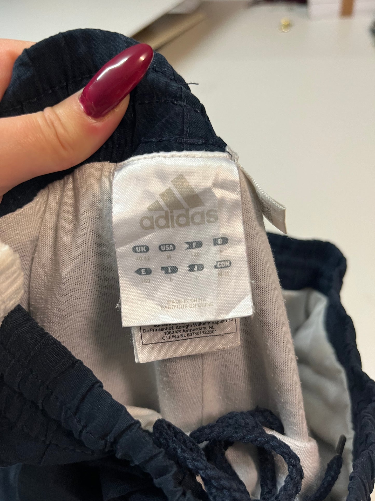 Entdecke unsere Vintage Track Pants von Nike und anderen Marken, erhältlich bei Valuxery.de - Dein Shop für trendige Vintage - Kleidung. Unsere Track Pants sind aus hochwertigen Materialien und