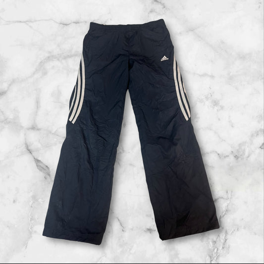 Entdecke unsere Vintage Track Pants von Nike und anderen Marken, erhältlich bei Valuxery.de - Dein Shop für trendige Vintage - Kleidung. Unsere Track Pants sind aus hochwertigen Materialien und