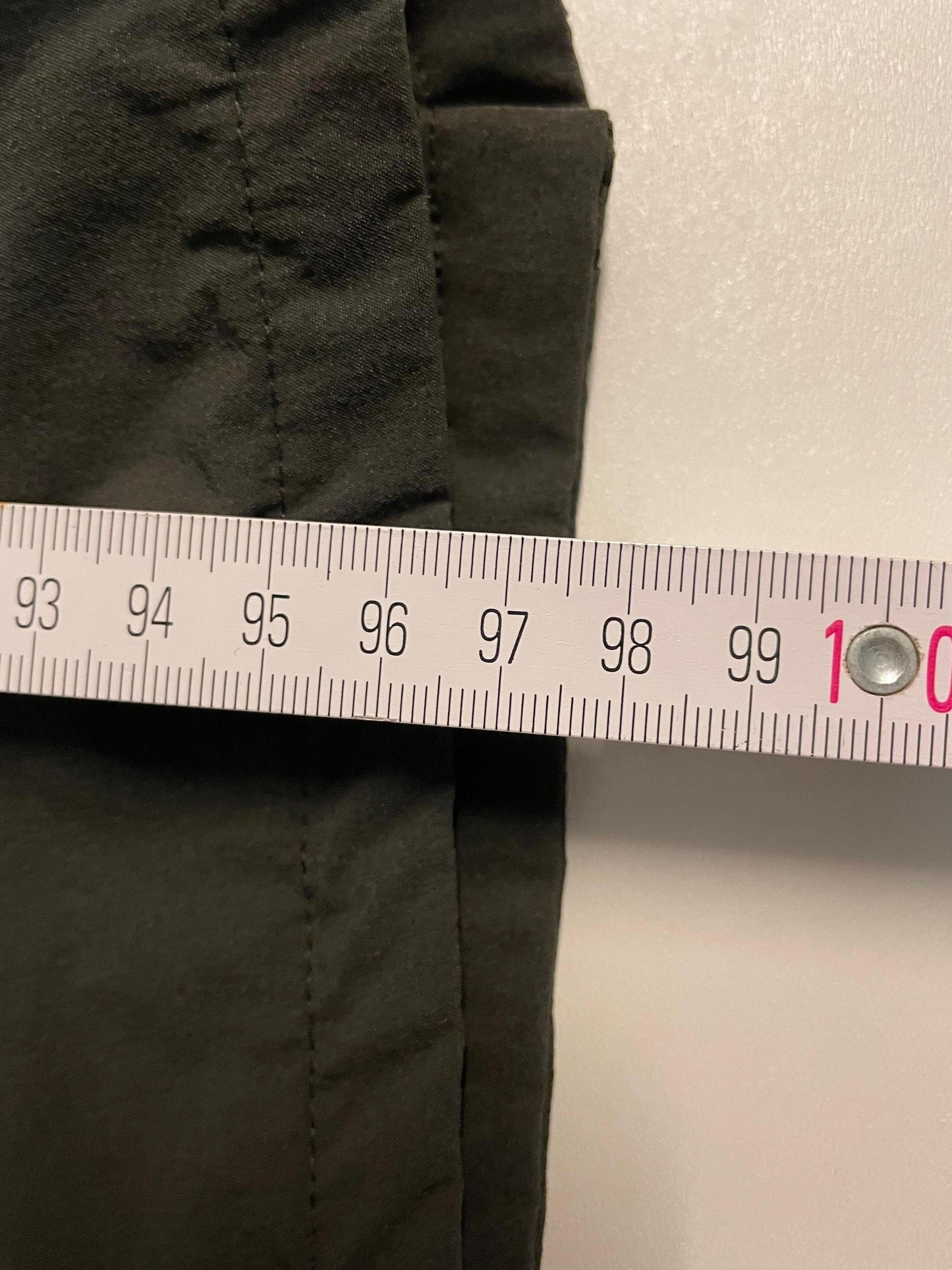 Entdecke unsere Vintage Track Pants von Nike und anderen Marken, erhältlich bei Valuxery.de - Dein Shop für trendige Vintage - Kleidung. Unsere Track Pants sind aus hochwertigen Materialien und