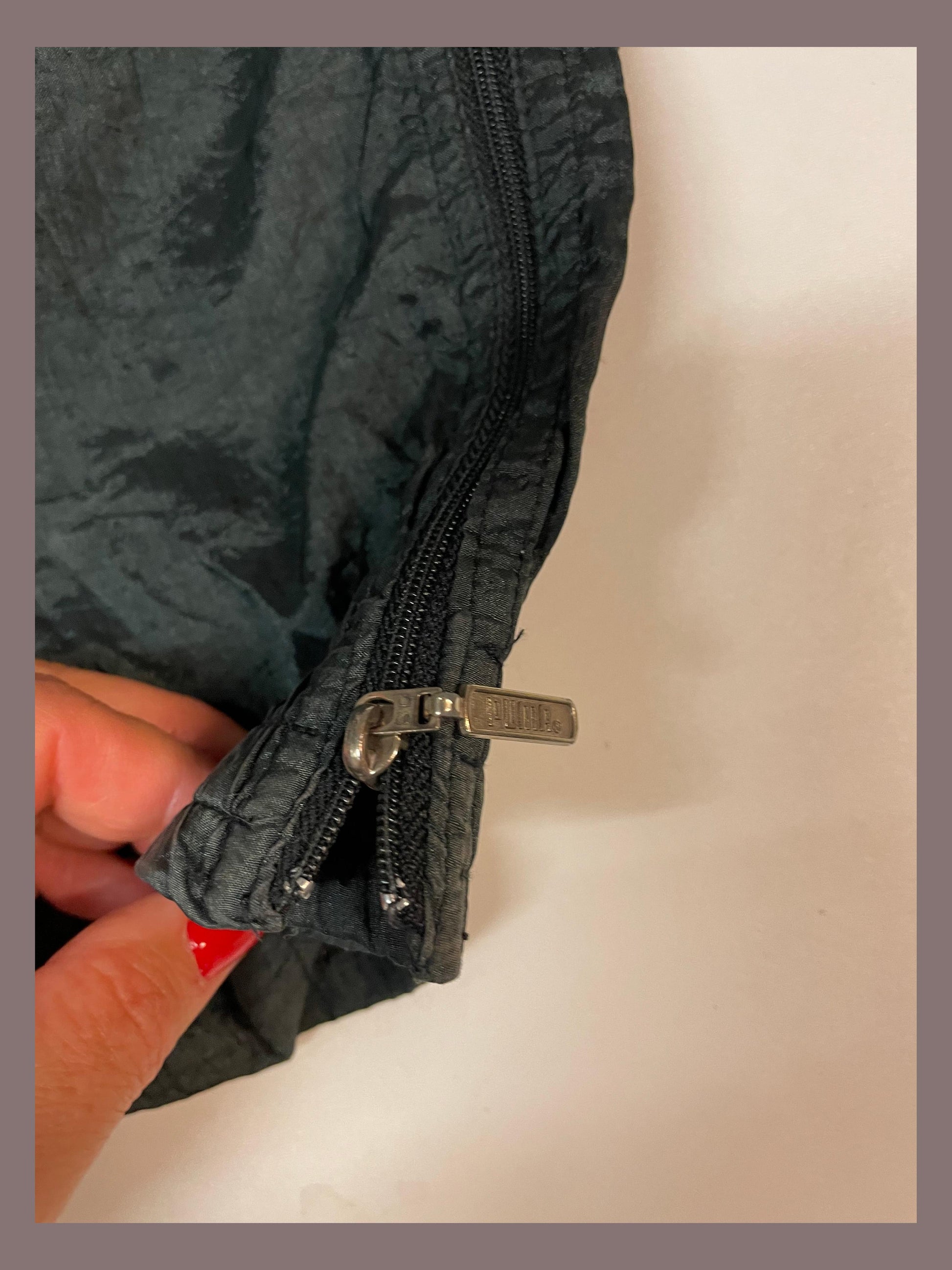 Entdecke unsere Vintage Track Pants von Nike und anderen Marken, erhältlich bei Valuxery.de - Dein Shop für trendige Vintage - Kleidung. Unsere Track Pants sind aus hochwertigen Materialien und