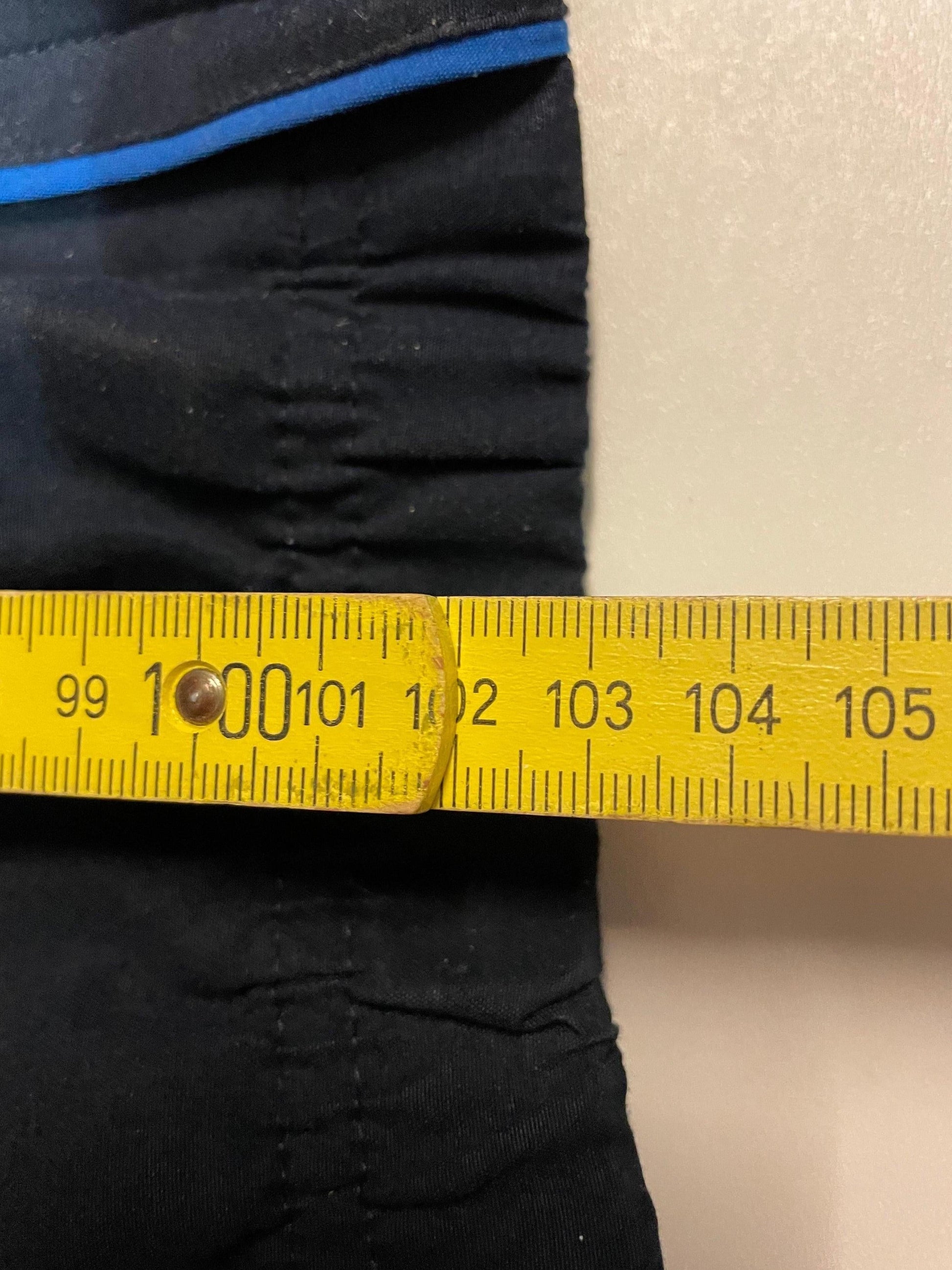 Entdecke unsere Vintage Track Pants von Nike und anderen Marken, erhältlich bei Valuxery.de - Dein Shop für trendige Vintage - Kleidung. Unsere Track Pants sind aus hochwertigen Materialien und