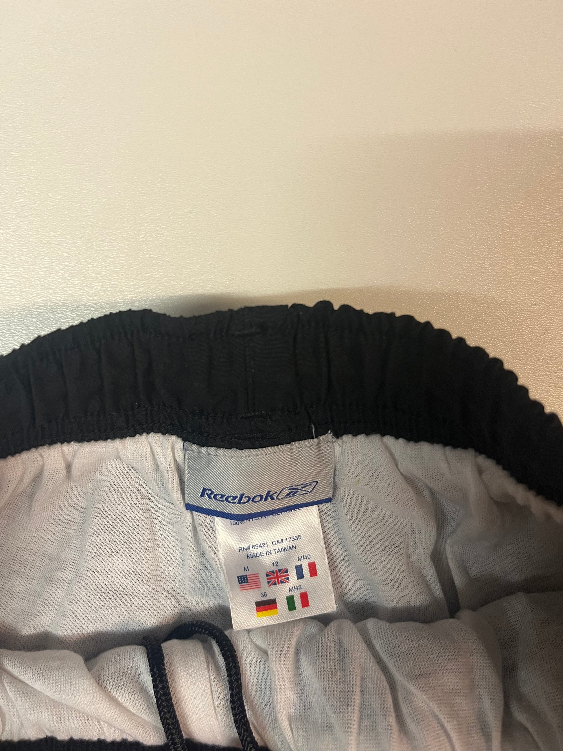 Entdecke unsere Vintage Track Pants von Nike und anderen Marken, erhältlich bei Valuxery.de - Dein Shop für trendige Vintage - Kleidung. Unsere Track Pants sind aus hochwertigen Materialien und