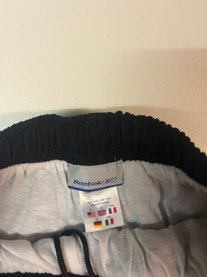 Entdecke unsere Vintage Track Pants von Nike und anderen Marken, erhältlich bei Valuxery.de - Dein Shop für trendige Vintage - Kleidung. Unsere Track Pants sind aus hochwertigen Materialien und