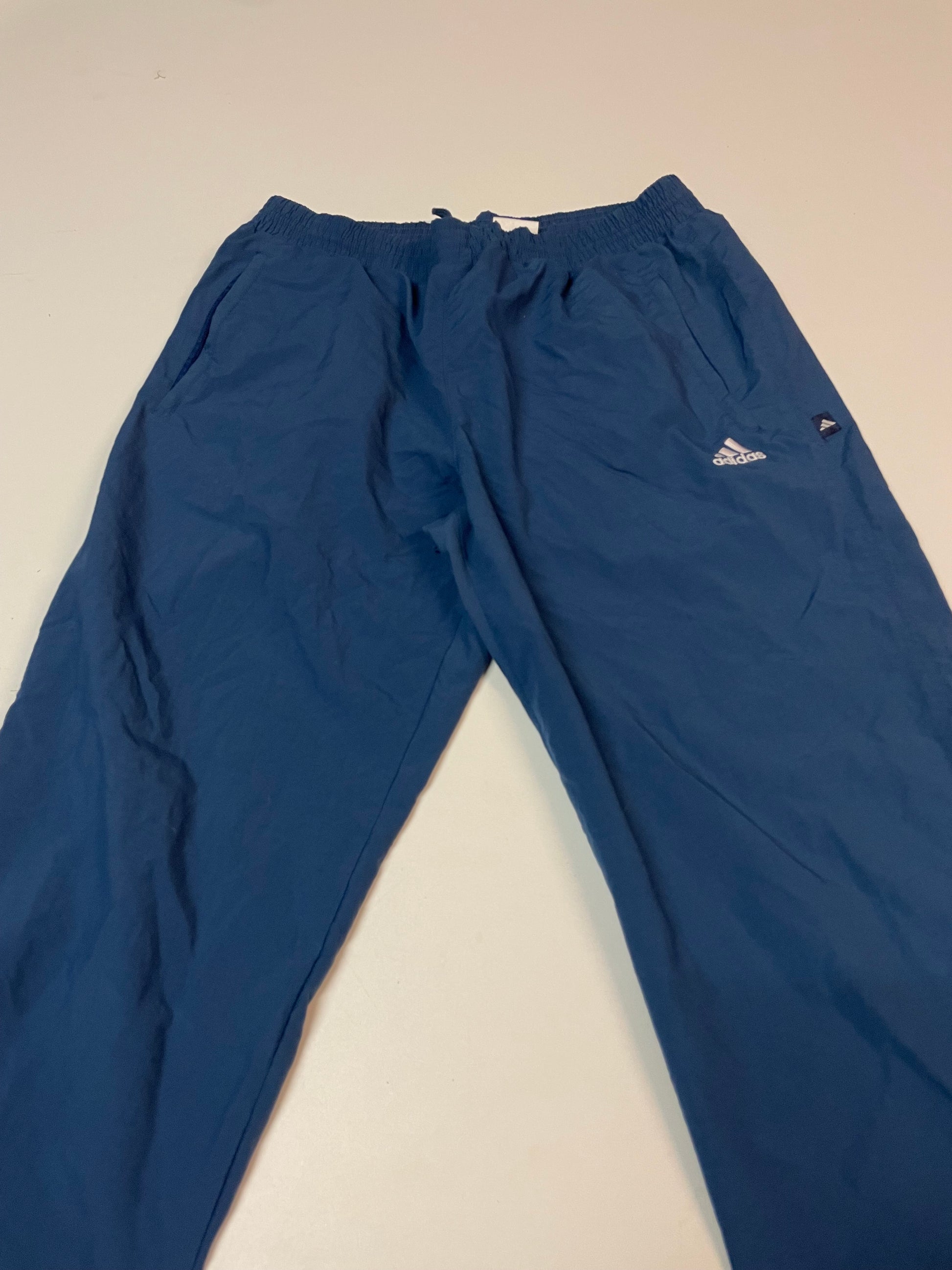 Entdecke unsere Vintage Track Pants von Nike und anderen Marken, erhältlich bei Valuxery.de - Dein Shop für trendige Vintage - Kleidung. Unsere Track Pants sind aus hochwertigen Materialien und