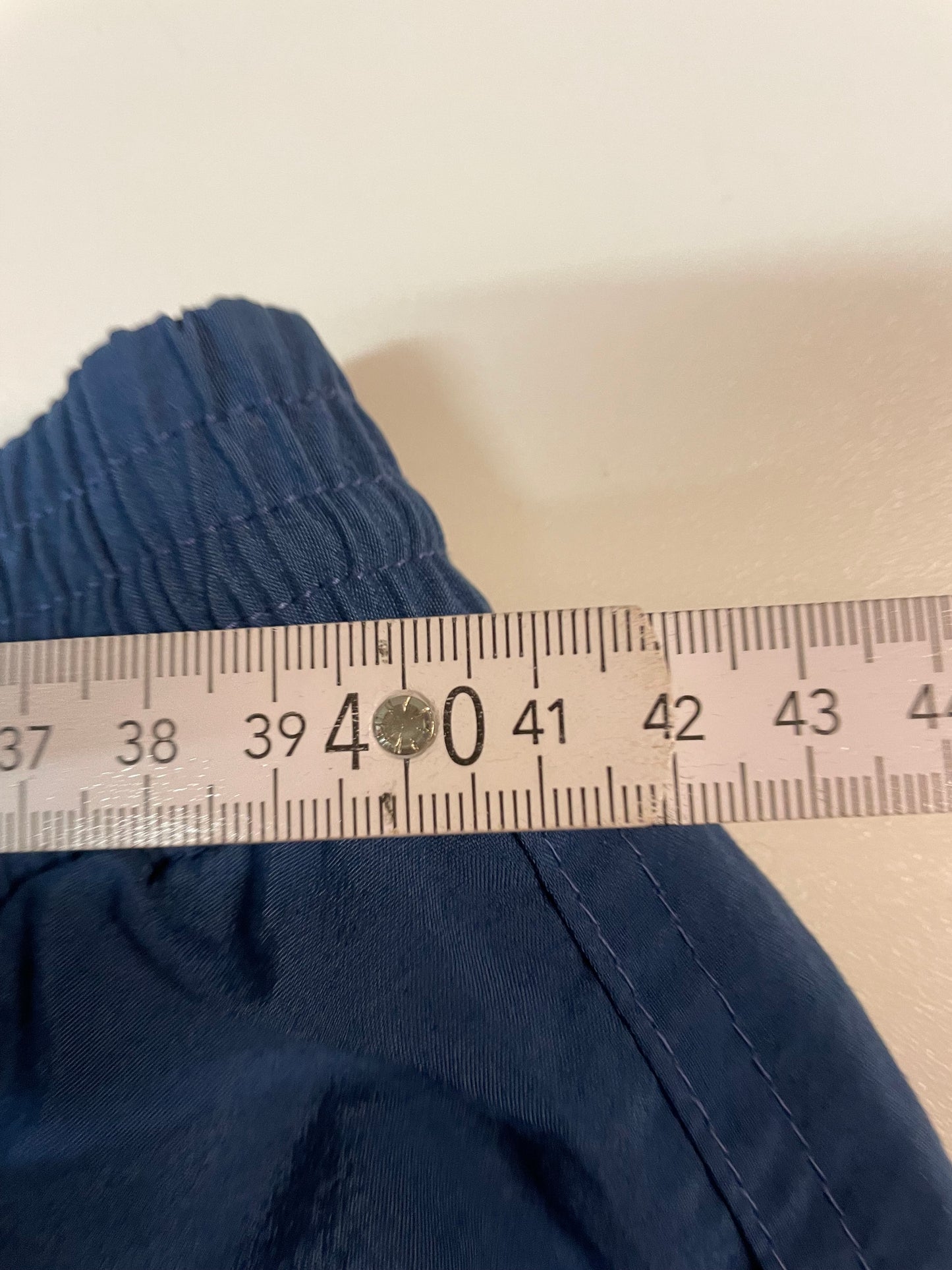 Entdecke unsere Vintage Track Pants von Nike und anderen Marken, erhältlich bei Valuxery.de - Dein Shop für trendige Vintage - Kleidung. Unsere Track Pants sind aus hochwertigen Materialien und