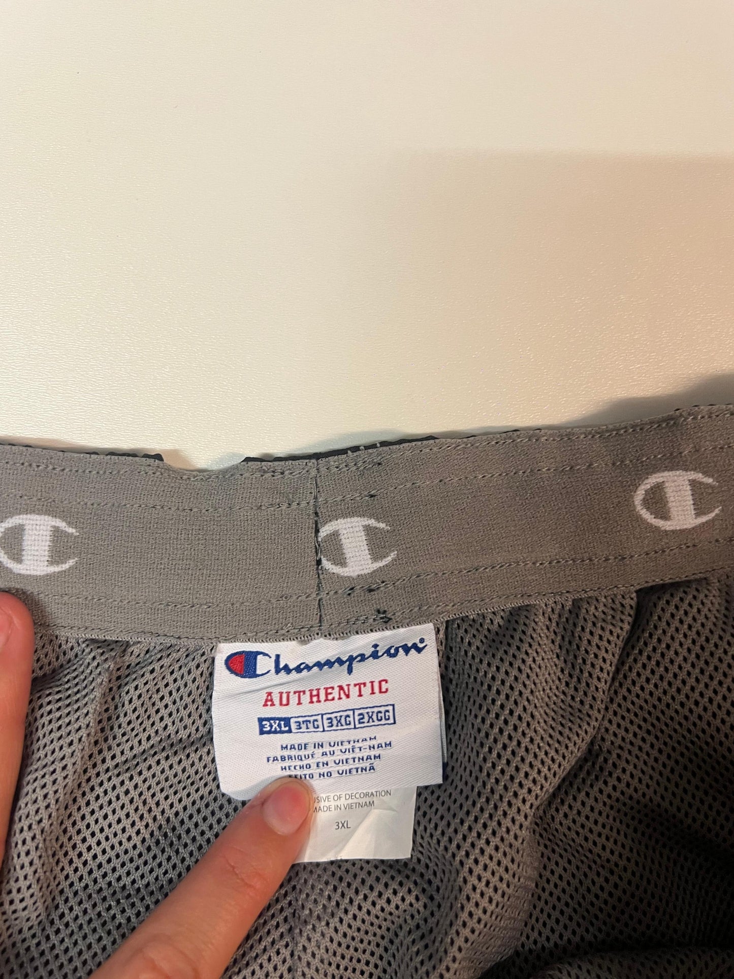 Entdecke unsere Vintage Track Pants von Nike und anderen Marken, erhältlich bei Valuxery.de - Dein Shop für trendige Vintage - Kleidung. Unsere Track Pants sind aus hochwertigen Materialien und