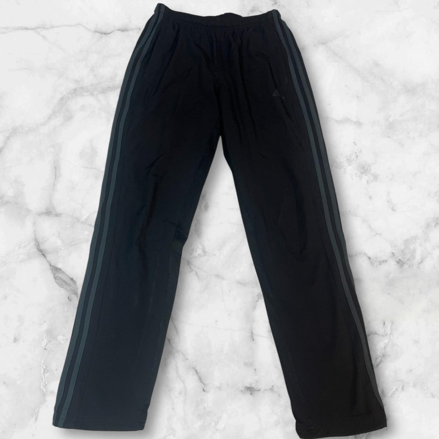 Entdecke unsere Vintage Track Pants von Nike und anderen Marken, erhältlich bei Valuxery.de - Dein Shop für trendige Vintage - Kleidung. Unsere Track Pants sind aus hochwertigen Materialien und