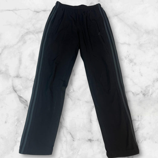Entdecke unsere Vintage Track Pants von Nike und anderen Marken, erhältlich bei Valuxery.de - Dein Shop für trendige Vintage - Kleidung. Unsere Track Pants sind aus hochwertigen Materialien und
