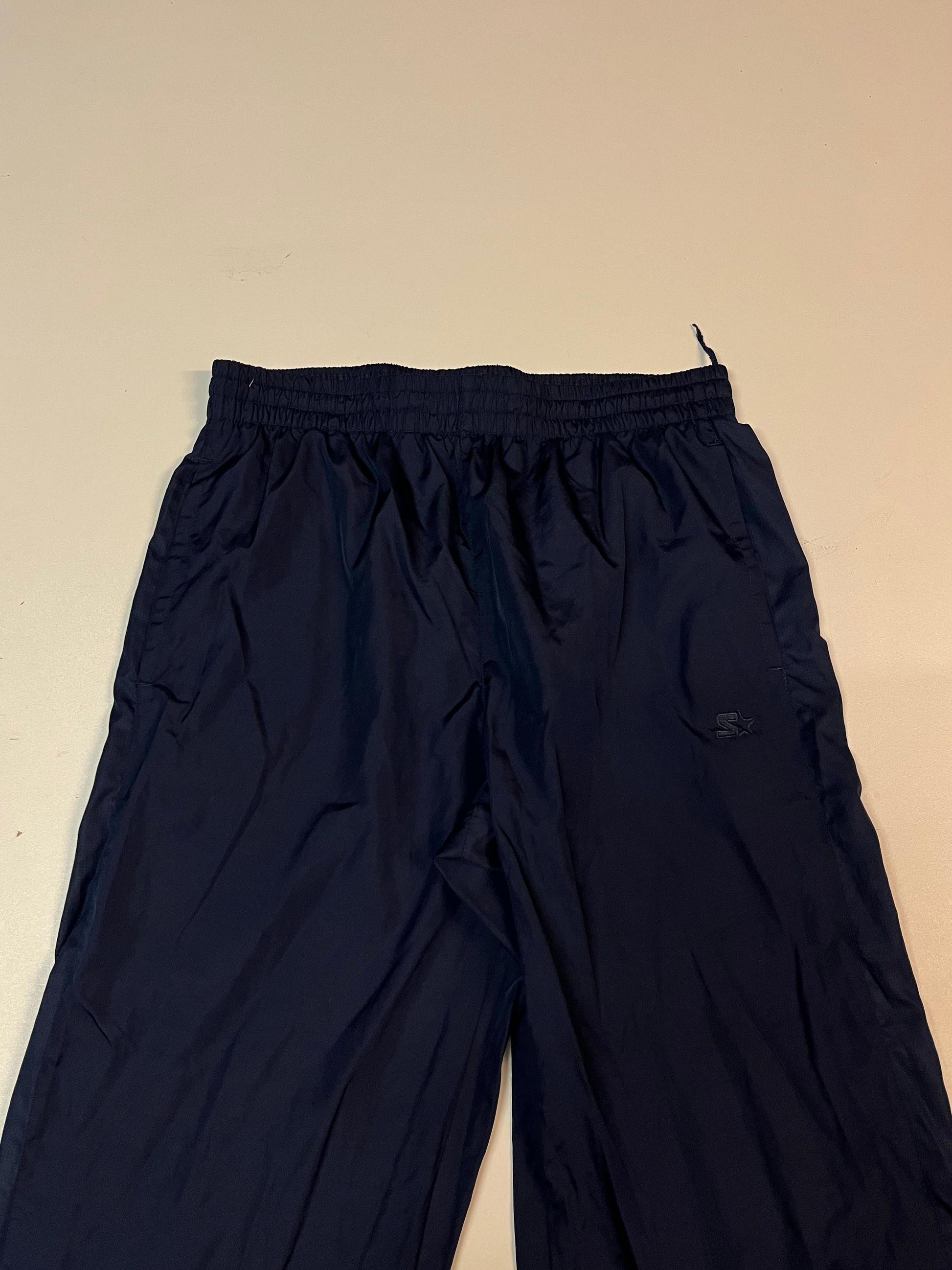Entdecke unsere Vintage Track Pants von Nike und anderen Marken, erhältlich bei Valuxery.de - Dein Shop für trendige Vintage - Kleidung. Unsere Track Pants sind aus hochwertigen Materialien und