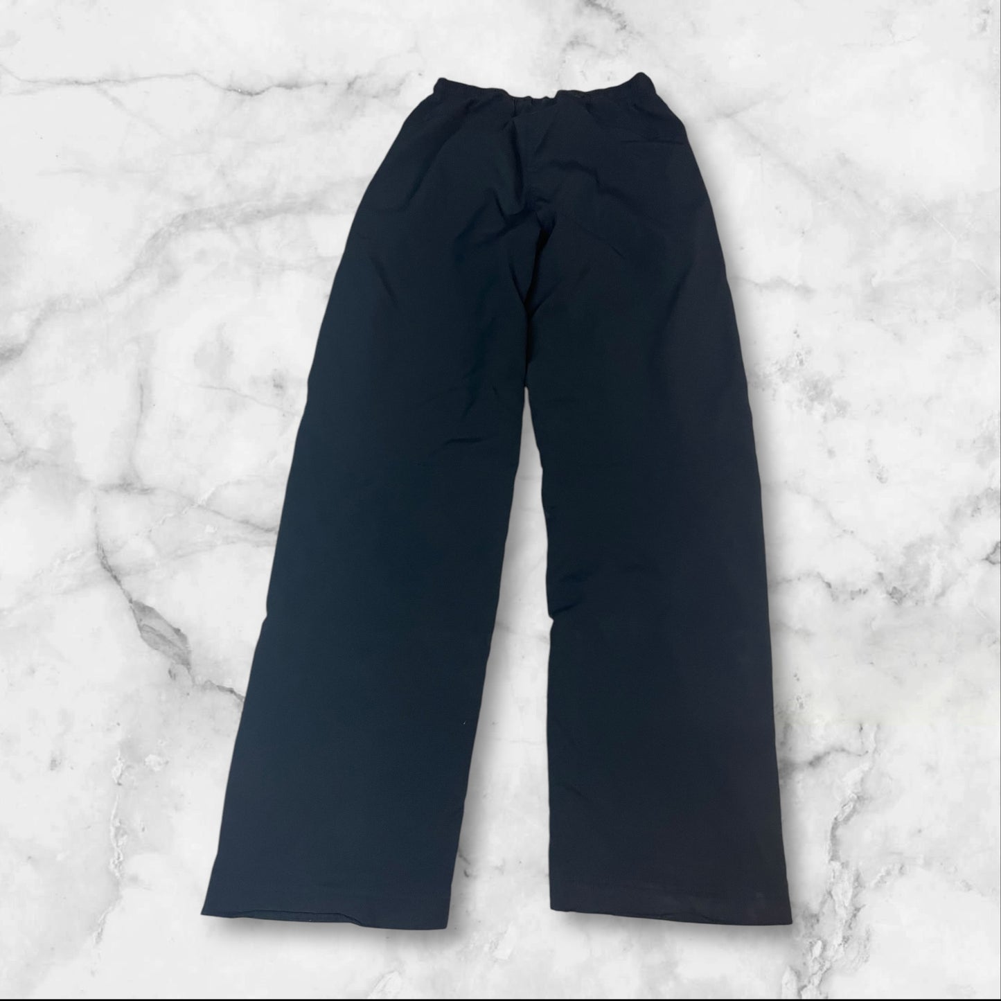 Entdecke unsere Vintage Track Pants von Nike und anderen Marken, erhältlich bei Valuxery.de - Dein Shop für trendige Vintage - Kleidung. Unsere Track Pants sind aus hochwertigen Materialien und