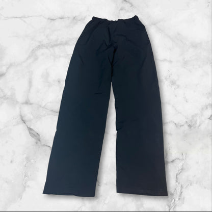 Entdecke unsere Vintage Track Pants von Nike und anderen Marken, erhältlich bei Valuxery.de - Dein Shop für trendige Vintage - Kleidung. Unsere Track Pants sind aus hochwertigen Materialien und