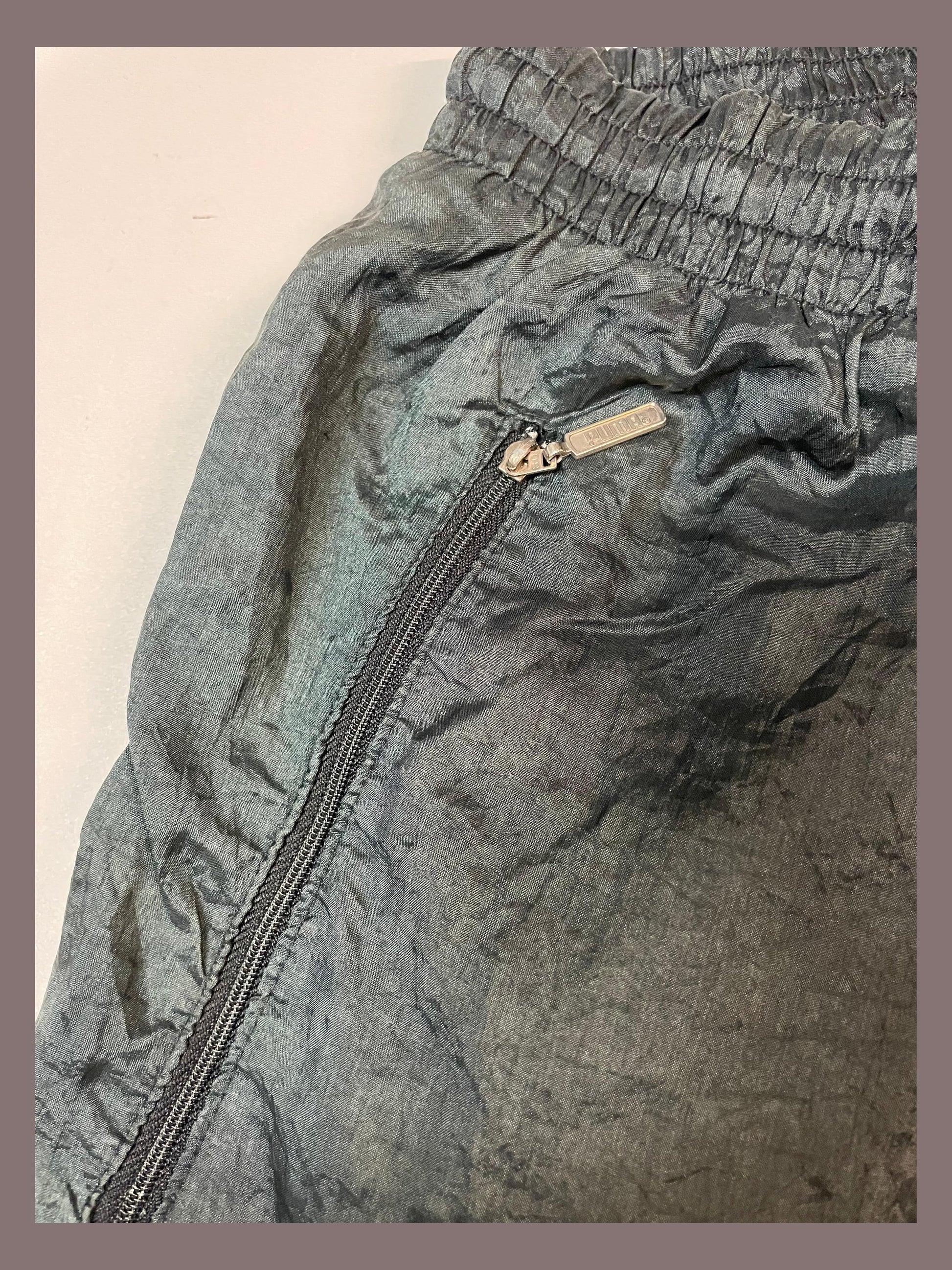 Entdecke unsere Vintage Track Pants von Nike und anderen Marken, erhältlich bei Valuxery.de - Dein Shop für trendige Vintage - Kleidung. Unsere Track Pants sind aus hochwertigen Materialien und