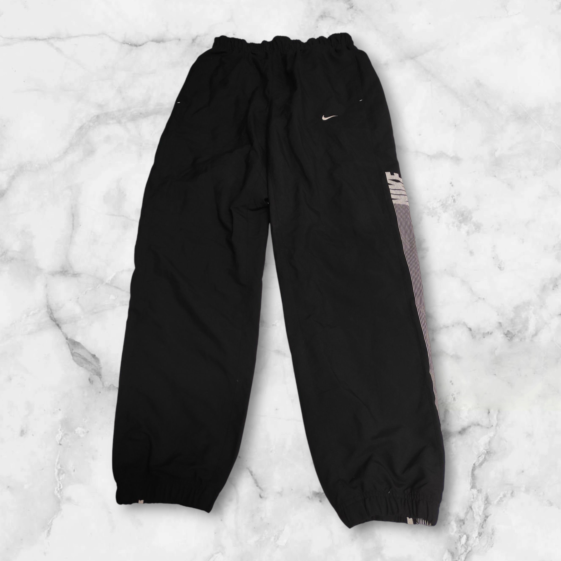 Entdecke unsere Vintage Track Pants von Nike und anderen Marken, erhältlich bei Valuxery.de - Dein Shop für trendige Vintage - Kleidung. Unsere Track Pants sind aus hochwertigen Materialien und
