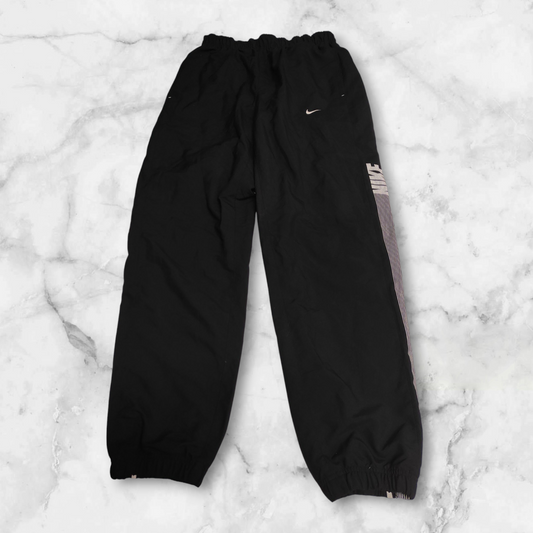 Entdecke unsere Vintage Track Pants von Nike und anderen Marken, erhältlich bei Valuxery.de - Dein Shop für trendige Vintage - Kleidung. Unsere Track Pants sind aus hochwertigen Materialien und
