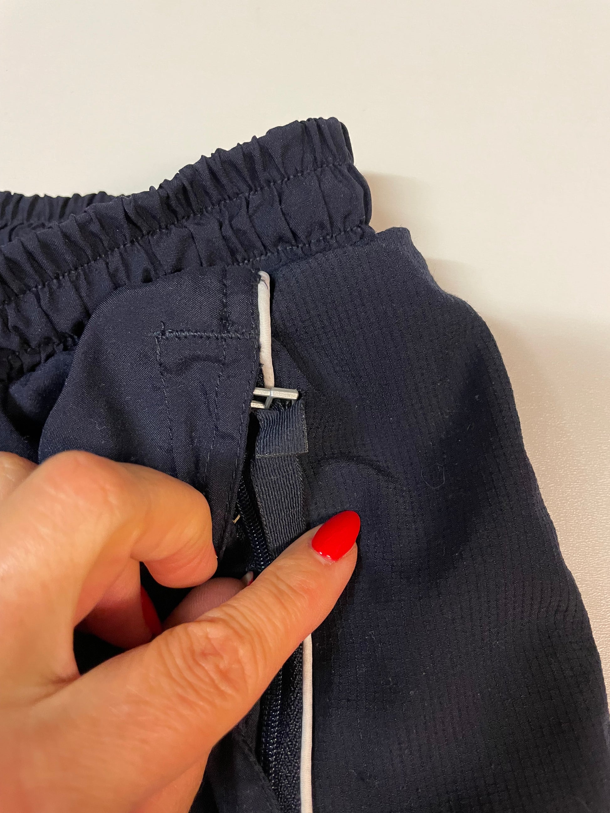 Entdecke unsere Vintage Track Pants von Nike und anderen Marken, erhältlich bei Valuxery.de - Dein Shop für trendige Vintage - Kleidung. Unsere Track Pants sind aus hochwertigen Materialien und