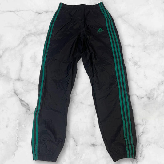 Entdecke unsere Vintage Track Pants von Nike und anderen Marken, erhältlich bei Valuxery.de - Dein Shop für trendige Vintage - Kleidung. Unsere Track Pants sind aus hochwertigen Materialien und