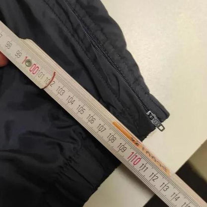 Entdecke unsere Vintage Track Pants von Nike und anderen Marken, erhältlich bei Valuxery.de - Dein Shop für trendige Vintage - Kleidung. Unsere Track Pants sind aus hochwertigen Materialien und