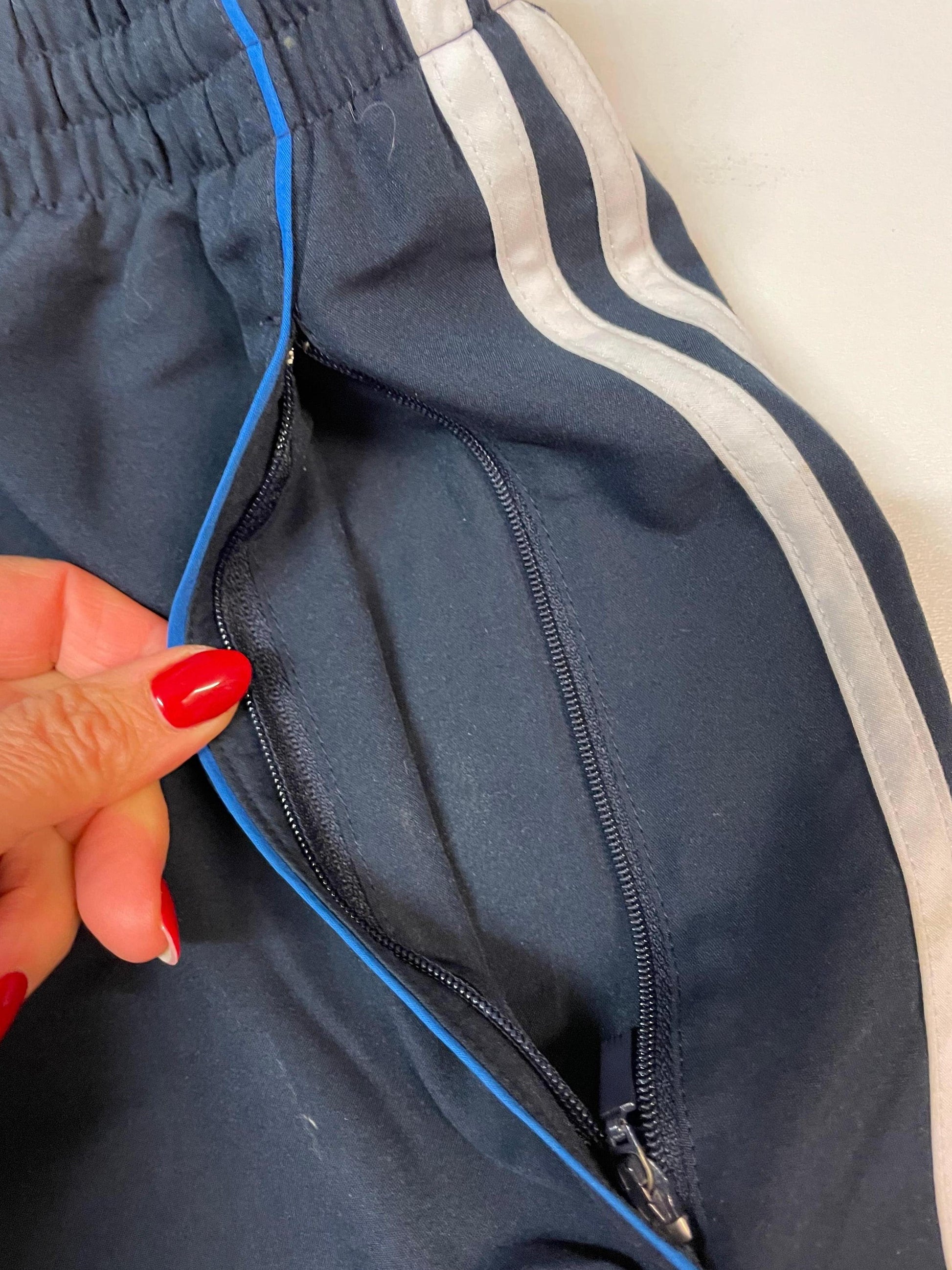 Entdecke unsere Vintage Track Pants von Nike und anderen Marken, erhältlich bei Valuxery.de - Dein Shop für trendige Vintage - Kleidung. Unsere Track Pants sind aus hochwertigen Materialien und