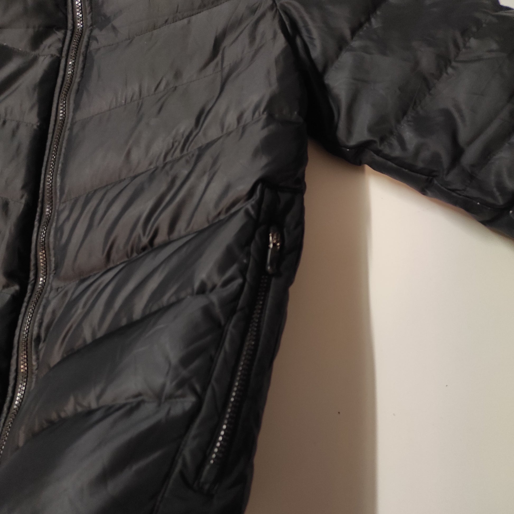 Entdecke unsere Vintage Track Pants von Nike und anderen Marken, erhältlich bei Valuxery.de - Dein Shop für trendige Vintage - Kleidung. Unsere Track Pants sind aus hochwertigen Materialien und