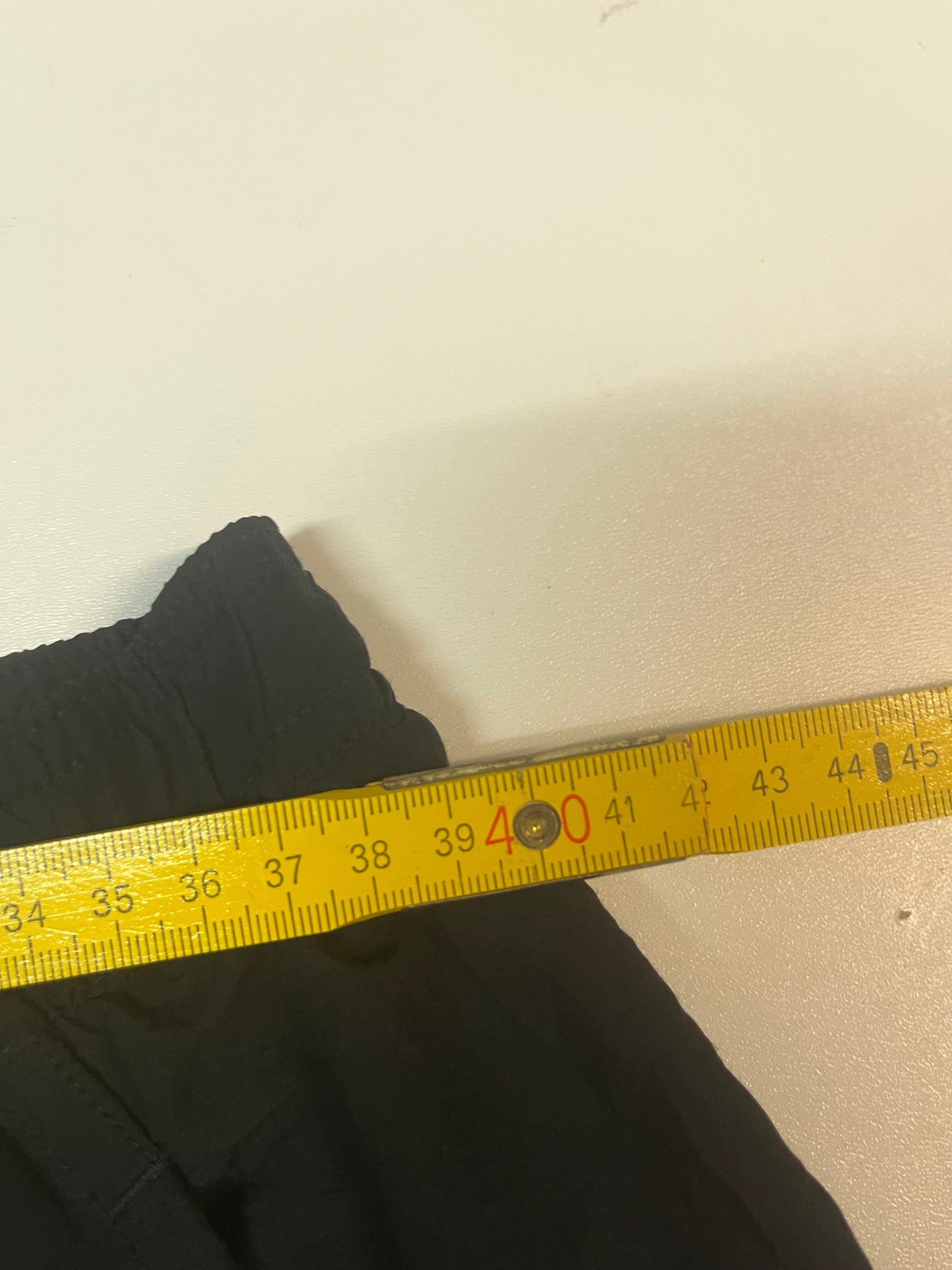 Entdecke unsere Vintage Track Pants von Nike und anderen Marken, erhältlich bei Valuxery.de - Dein Shop für trendige Vintage - Kleidung. Unsere Track Pants sind aus hochwertigen Materialien und