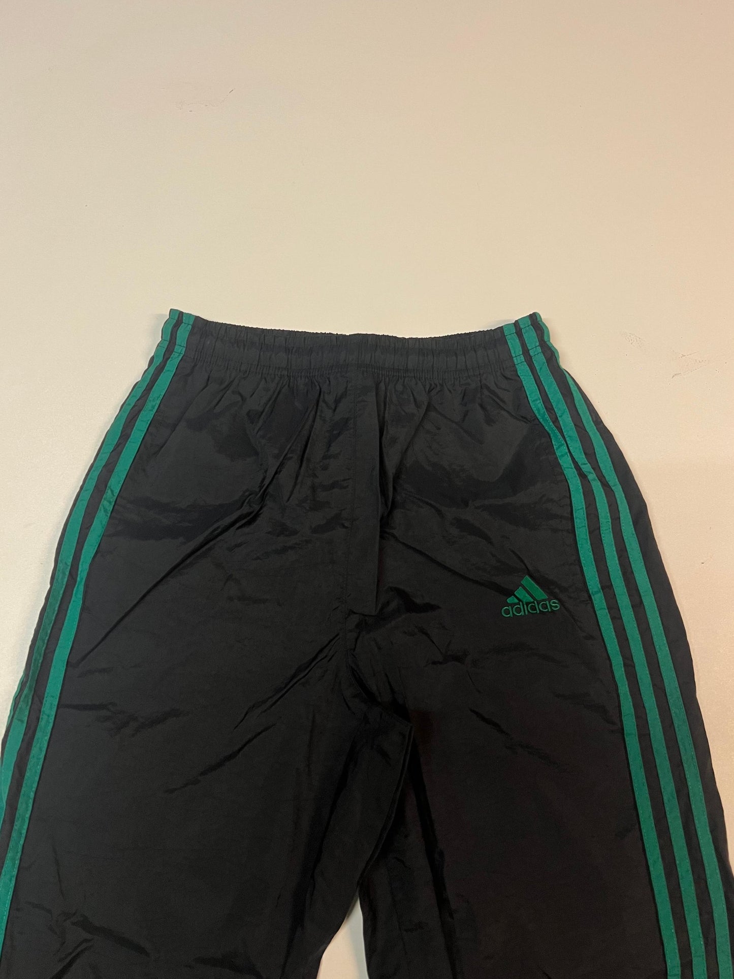 Entdecke unsere Vintage Track Pants von Nike und anderen Marken, erhältlich bei Valuxery.de - Dein Shop für trendige Vintage - Kleidung. Unsere Track Pants sind aus hochwertigen Materialien und