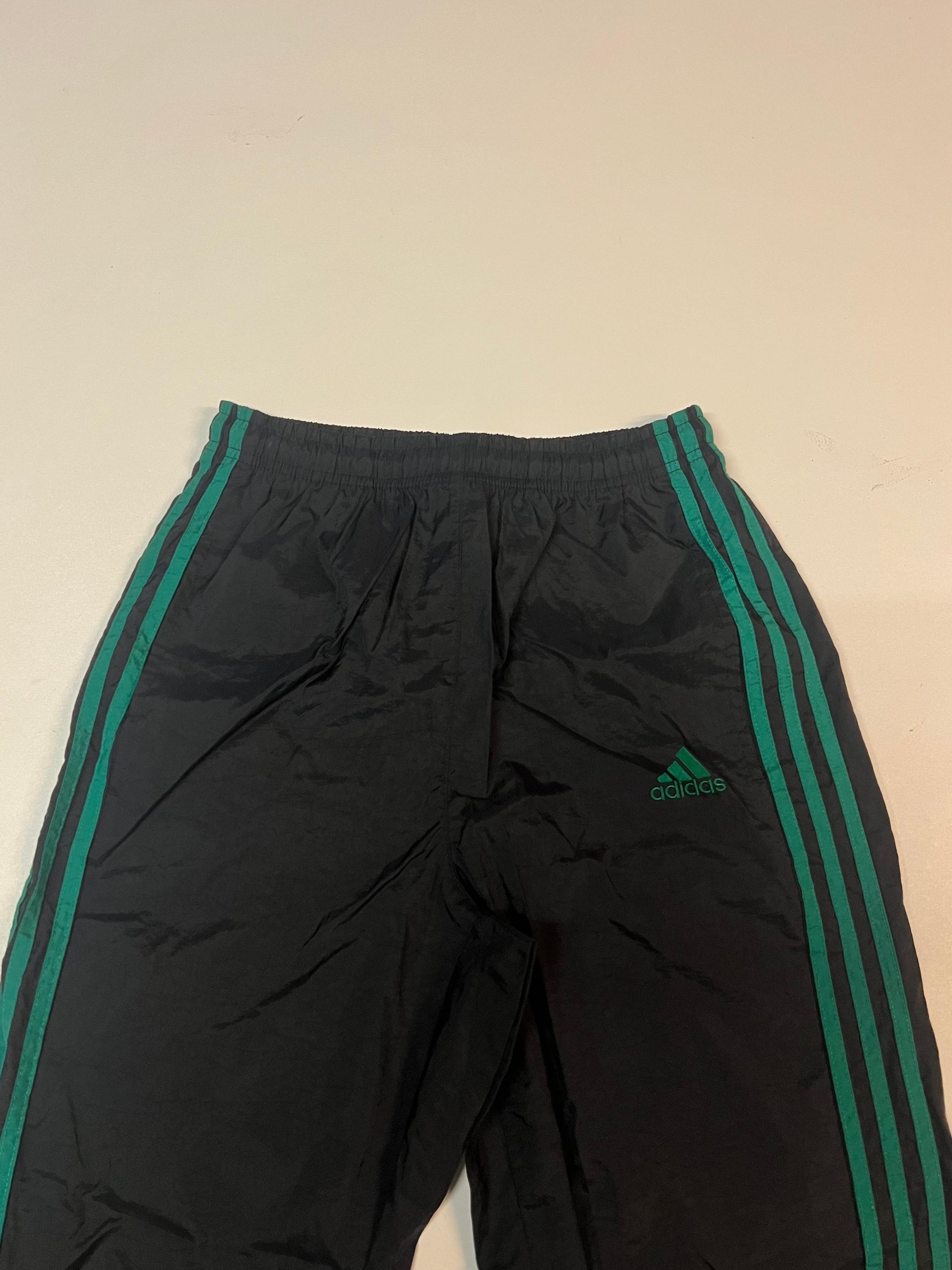 Entdecke unsere Vintage Track Pants von Nike und anderen Marken, erhältlich bei Valuxery.de - Dein Shop für trendige Vintage - Kleidung. Unsere Track Pants sind aus hochwertigen Materialien und