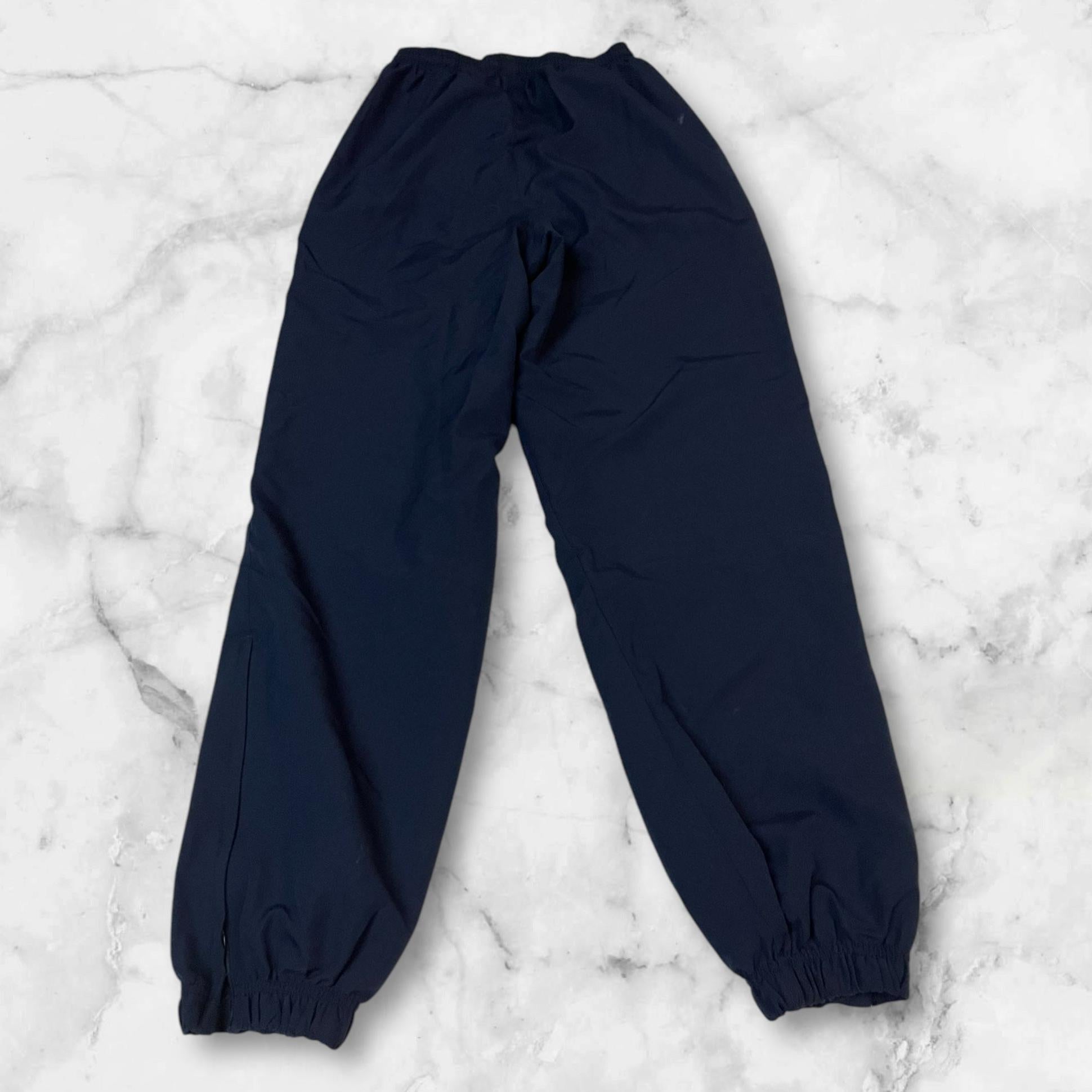 Entdecke unsere Vintage Track Pants von Nike und anderen Marken, erhältlich bei Valuxery.de - Dein Shop für trendige Vintage - Kleidung. Unsere Track Pants sind aus hochwertigen Materialien und