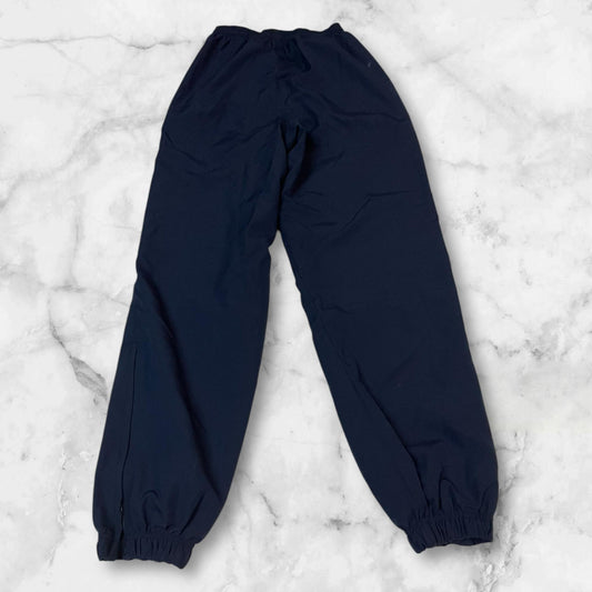 Entdecke unsere Vintage Track Pants von Nike und anderen Marken, erhältlich bei Valuxery.de - Dein Shop für trendige Vintage - Kleidung. Unsere Track Pants sind aus hochwertigen Materialien und