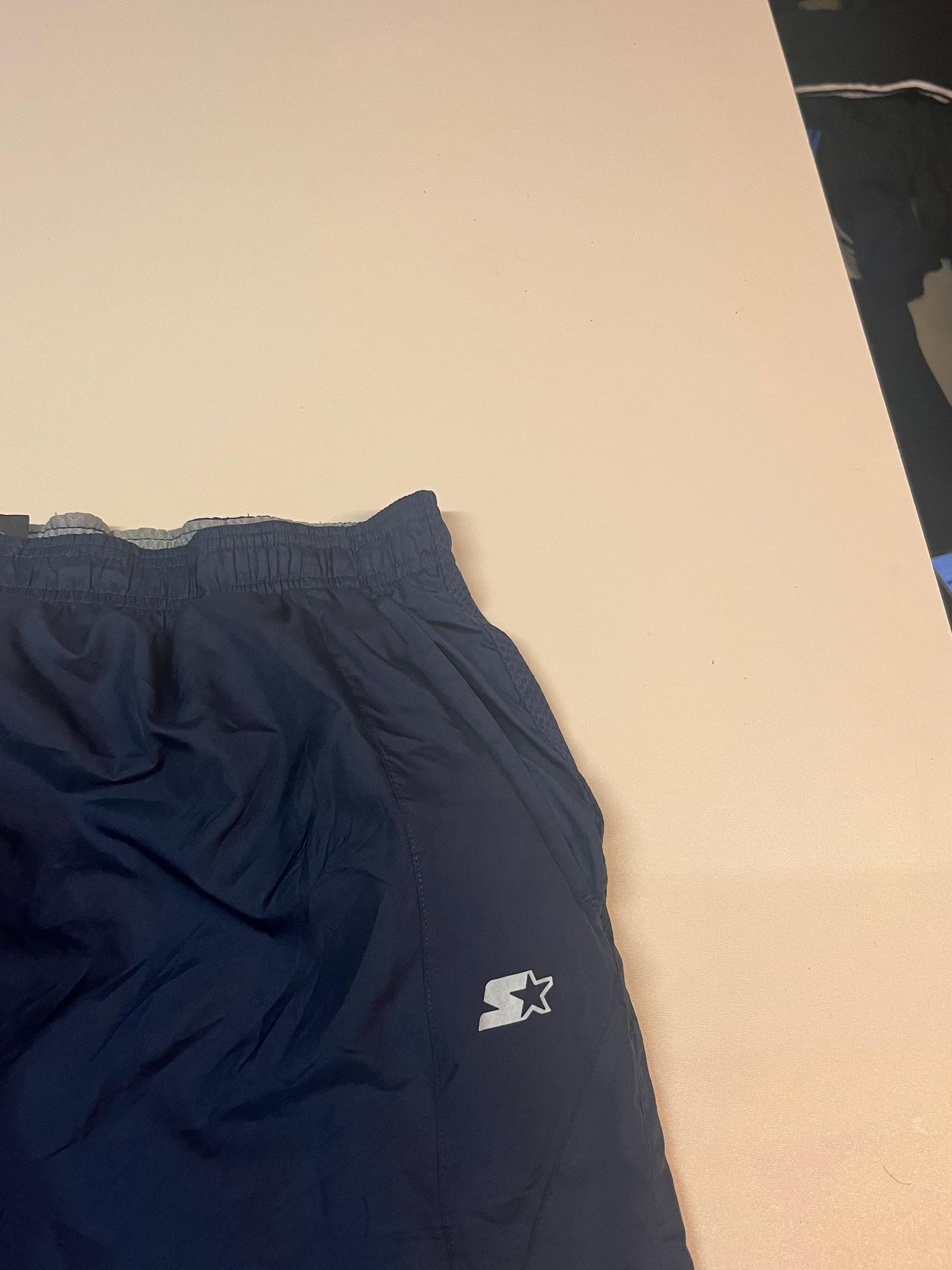 Entdecke unsere Vintage Track Pants von Nike und anderen Marken, erhältlich bei Valuxery.de - Dein Shop für trendige Vintage - Kleidung. Unsere Track Pants sind aus hochwertigen Materialien und