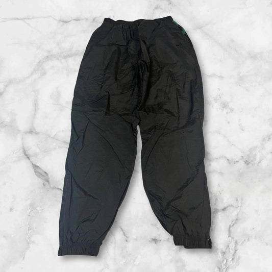 Entdecke unsere Vintage Track Pants von Nike und anderen Marken, erhältlich bei Valuxery.de - Dein Shop für trendige Vintage - Kleidung. Unsere Track Pants sind aus hochwertigen Materialien und