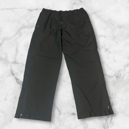 Entdecke unsere Vintage Track Pants von Nike und anderen Marken, erhältlich bei Valuxery.de - Dein Shop für trendige Vintage - Kleidung. Unsere Track Pants sind aus hochwertigen Materialien und