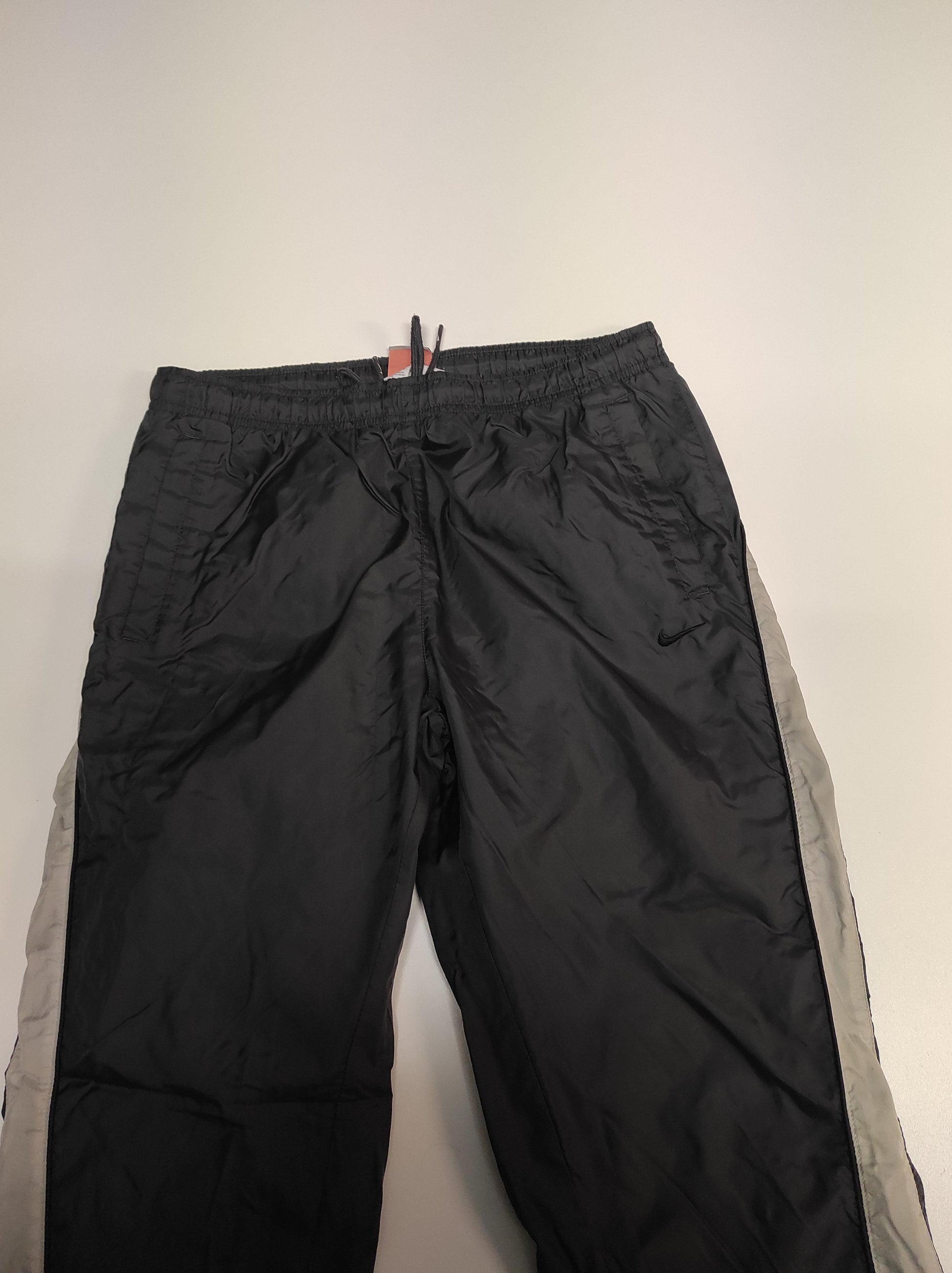 Entdecke unsere Vintage Track Pants von Nike und anderen Marken, erhältlich bei Valuxery.de - Dein Shop für trendige Vintage - Kleidung. Unsere Track Pants sind aus hochwertigen Materialien und