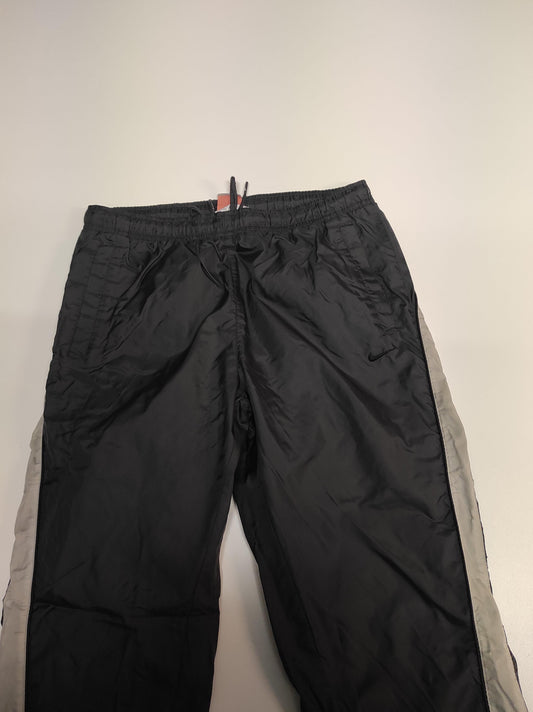 Entdecke unsere Vintage Track Pants von Nike und anderen Marken, erhältlich bei Valuxery.de - Dein Shop für trendige Vintage - Kleidung. Unsere Track Pants sind aus hochwertigen Materialien und