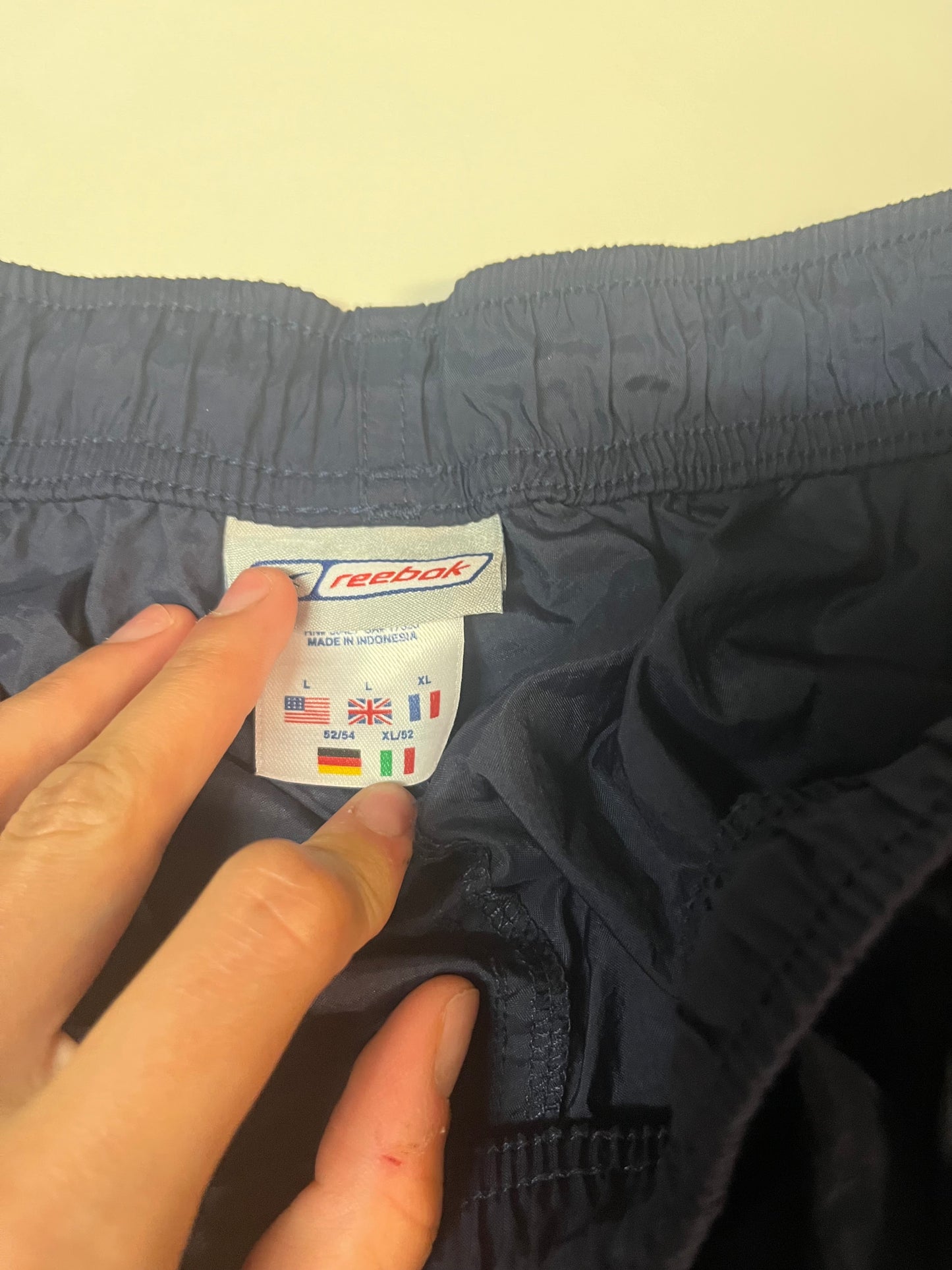 Entdecke unsere Vintage Track Pants von Nike und anderen Marken, erhältlich bei Valuxery.de - Dein Shop für trendige Vintage - Kleidung. Unsere Track Pants sind aus hochwertigen Materialien und