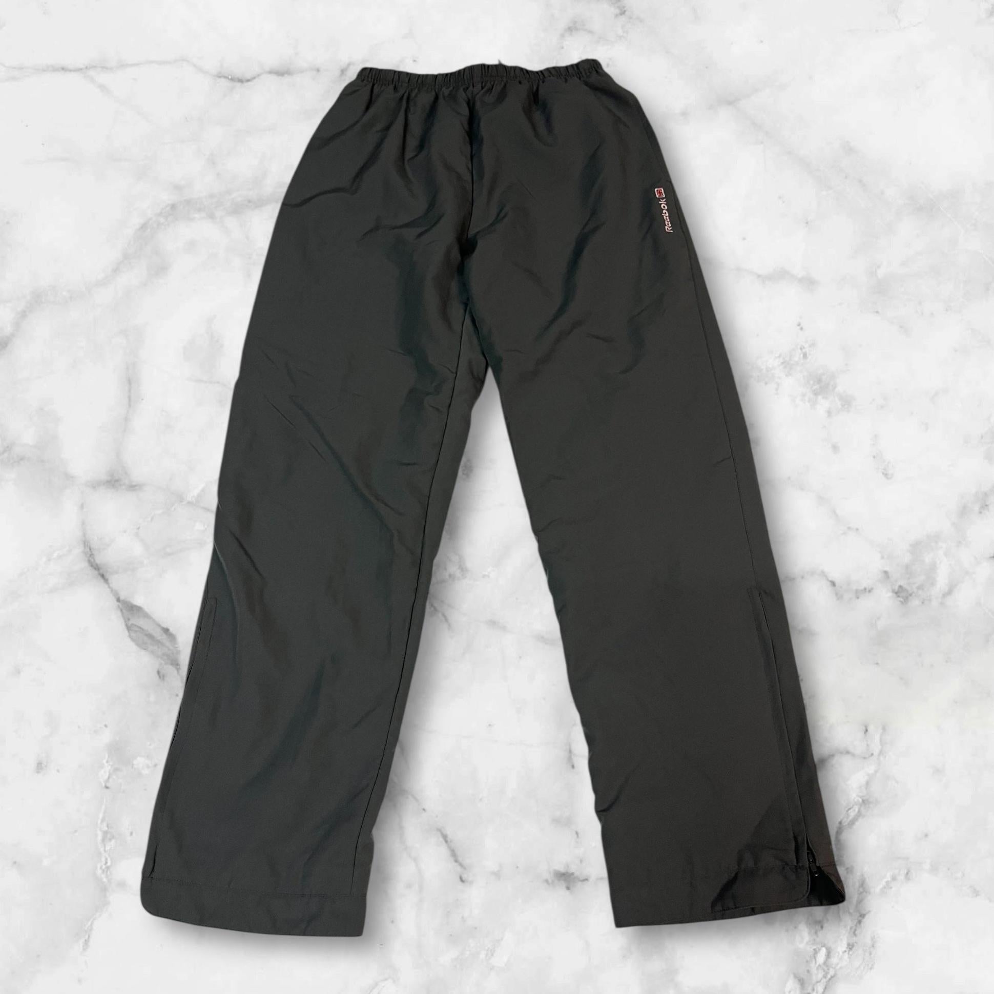 Entdecke unsere Vintage Track Pants von Nike und anderen Marken, erhältlich bei Valuxery.de - Dein Shop für trendige Vintage - Kleidung. Unsere Track Pants sind aus hochwertigen Materialien und