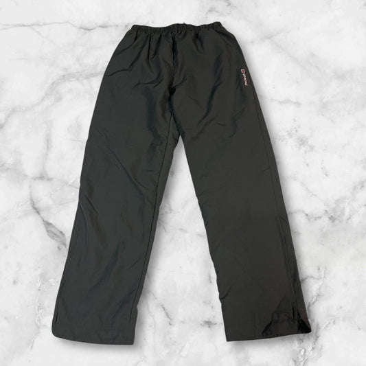 Entdecke unsere Vintage Track Pants von Nike und anderen Marken, erhältlich bei Valuxery.de - Dein Shop für trendige Vintage - Kleidung. Unsere Track Pants sind aus hochwertigen Materialien und