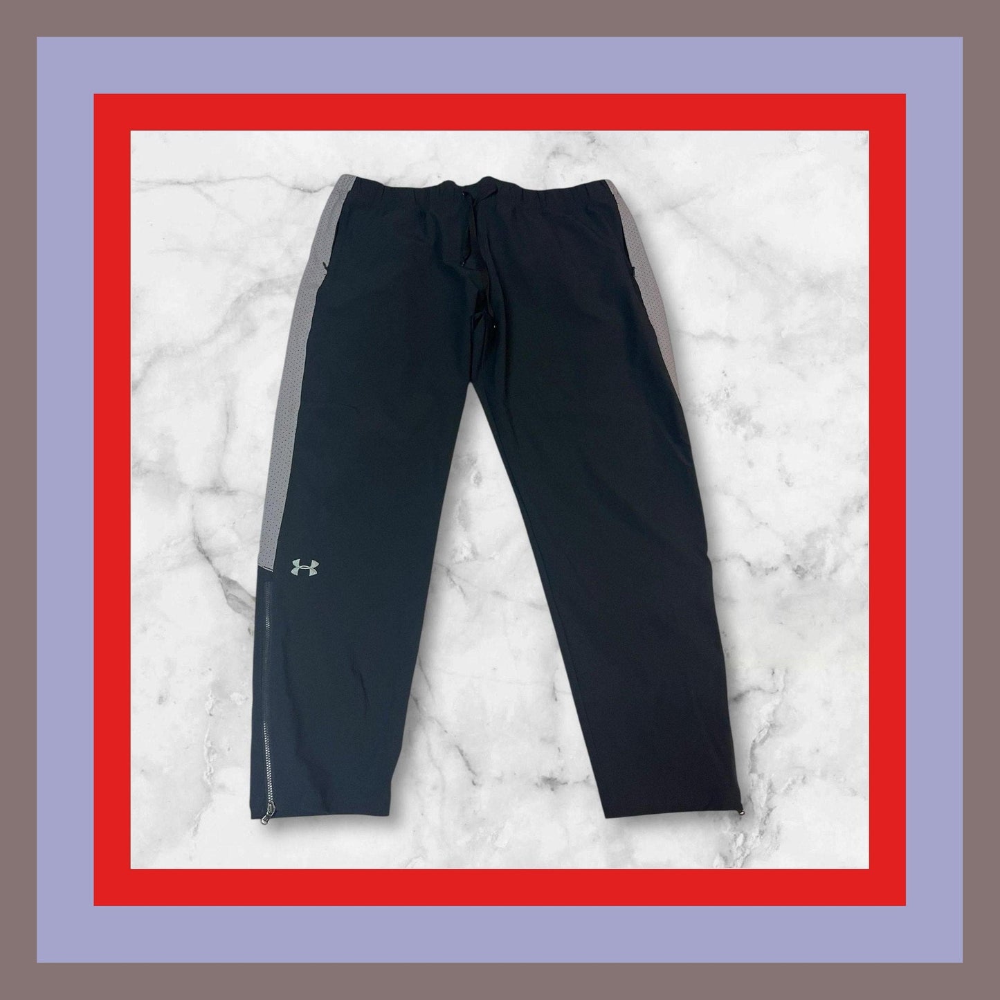 Entdecke unsere Vintage Track Pants von Nike und anderen Marken, erhältlich bei Valuxery.de - Dein Shop für trendige Vintage - Kleidung. Unsere Track Pants sind aus hochwertigen Materialien und
