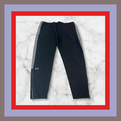 Entdecke unsere Vintage Track Pants von Nike und anderen Marken, erhältlich bei Valuxery.de - Dein Shop für trendige Vintage - Kleidung. Unsere Track Pants sind aus hochwertigen Materialien und