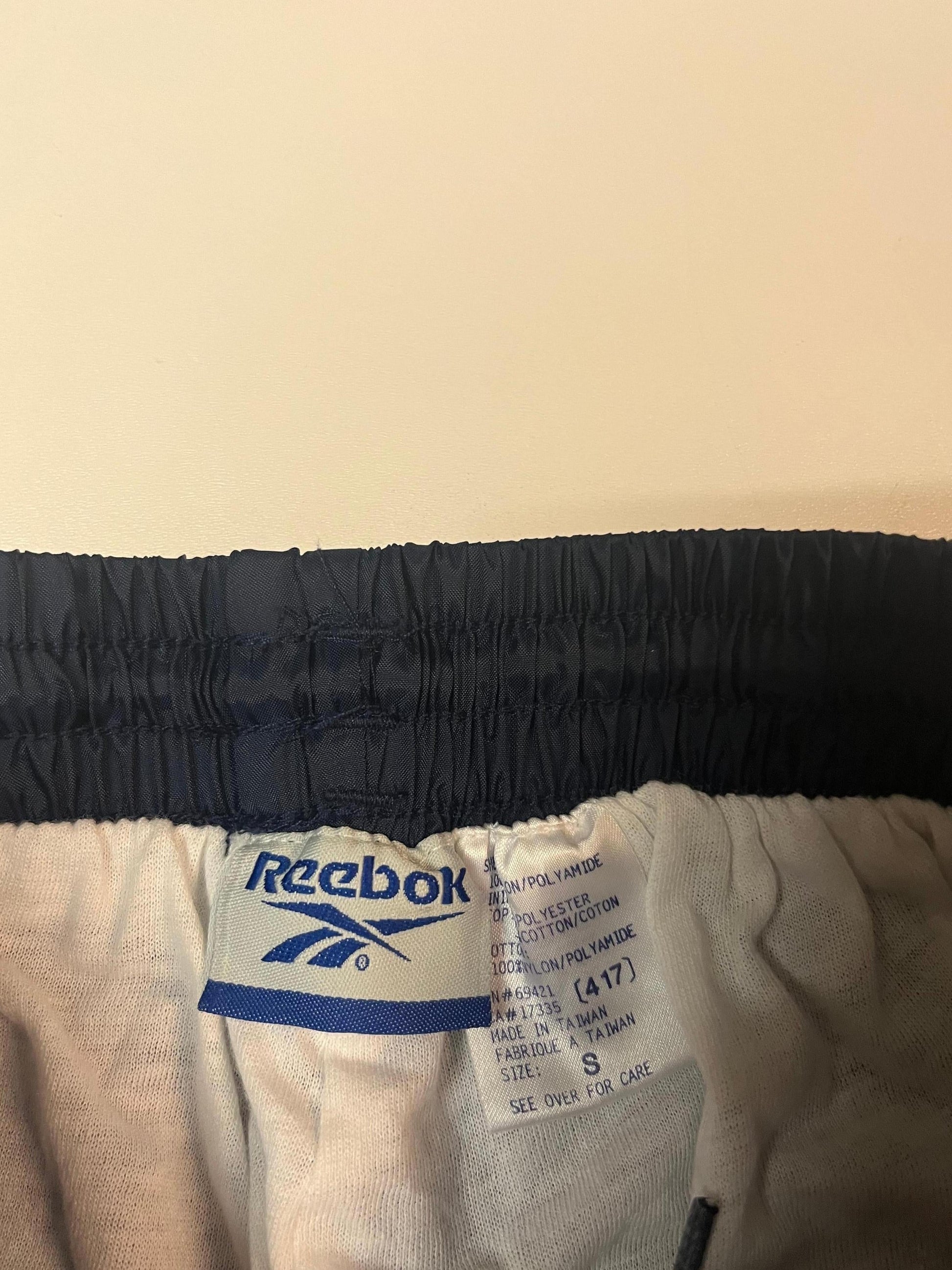 Entdecke unsere Vintage Track Pants von Nike und anderen Marken, erhältlich bei Valuxery.de - Dein Shop für trendige Vintage - Kleidung. Unsere Track Pants sind aus hochwertigen Materialien und