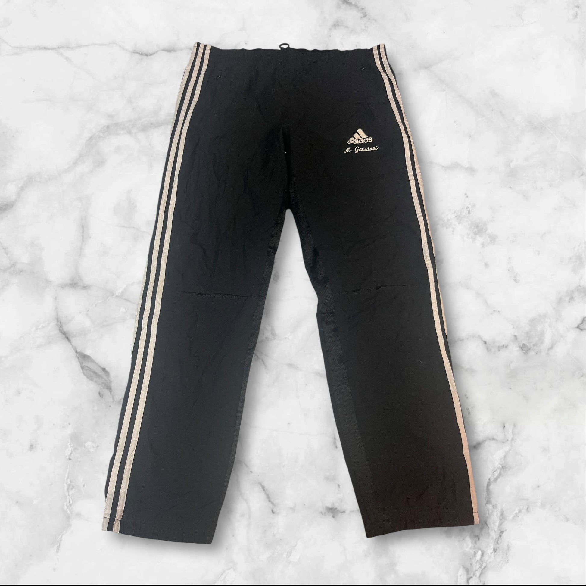 Entdecke unsere Vintage Track Pants von Nike und anderen Marken, erhältlich bei Valuxery.de - Dein Shop für trendige Vintage - Kleidung. Unsere Track Pants sind aus hochwertigen Materialien und