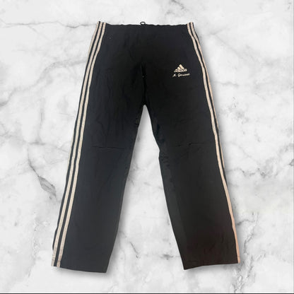 Entdecke unsere Vintage Track Pants von Nike und anderen Marken, erhältlich bei Valuxery.de - Dein Shop für trendige Vintage - Kleidung. Unsere Track Pants sind aus hochwertigen Materialien und