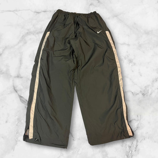 Entdecke unsere Vintage Track Pants von Nike und anderen Marken, erhältlich bei Valuxery.de - Dein Shop für trendige Vintage - Kleidung. Unsere Track Pants sind aus hochwertigen Materialien und